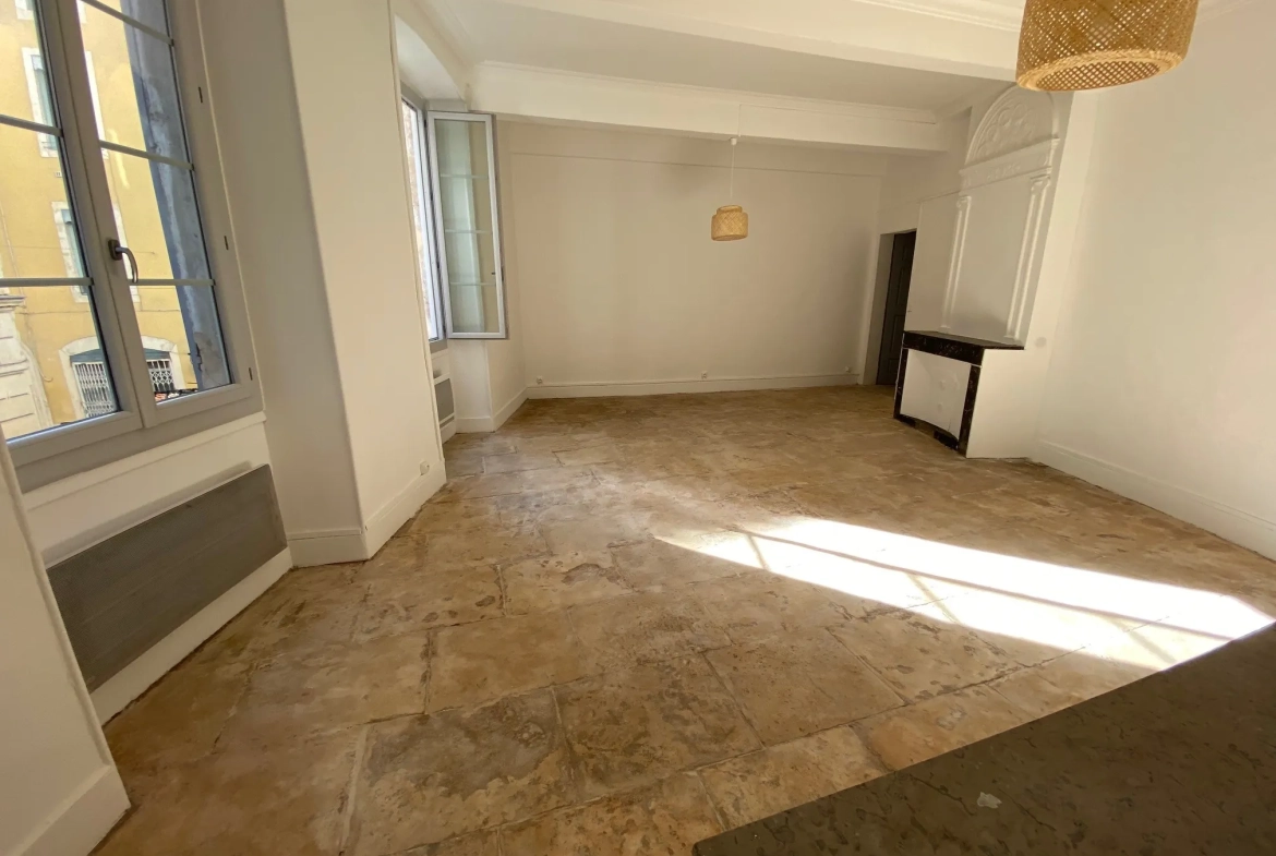 Appartement rénové de 68m² au centre historique de Nîmes 