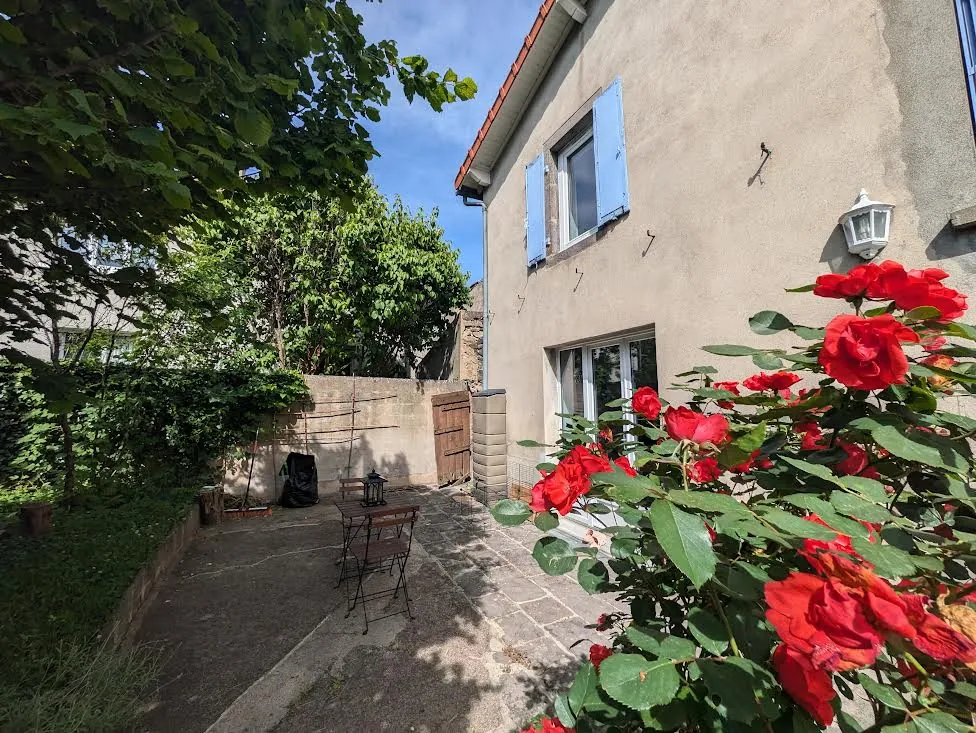 Maison de bourg à Romagnat avec jardin, garage et caves vigneronnes 