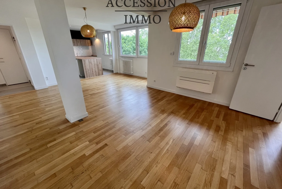 Appartement de type 4 rénové avec balcon et vue sur la place de la République à Dijon 