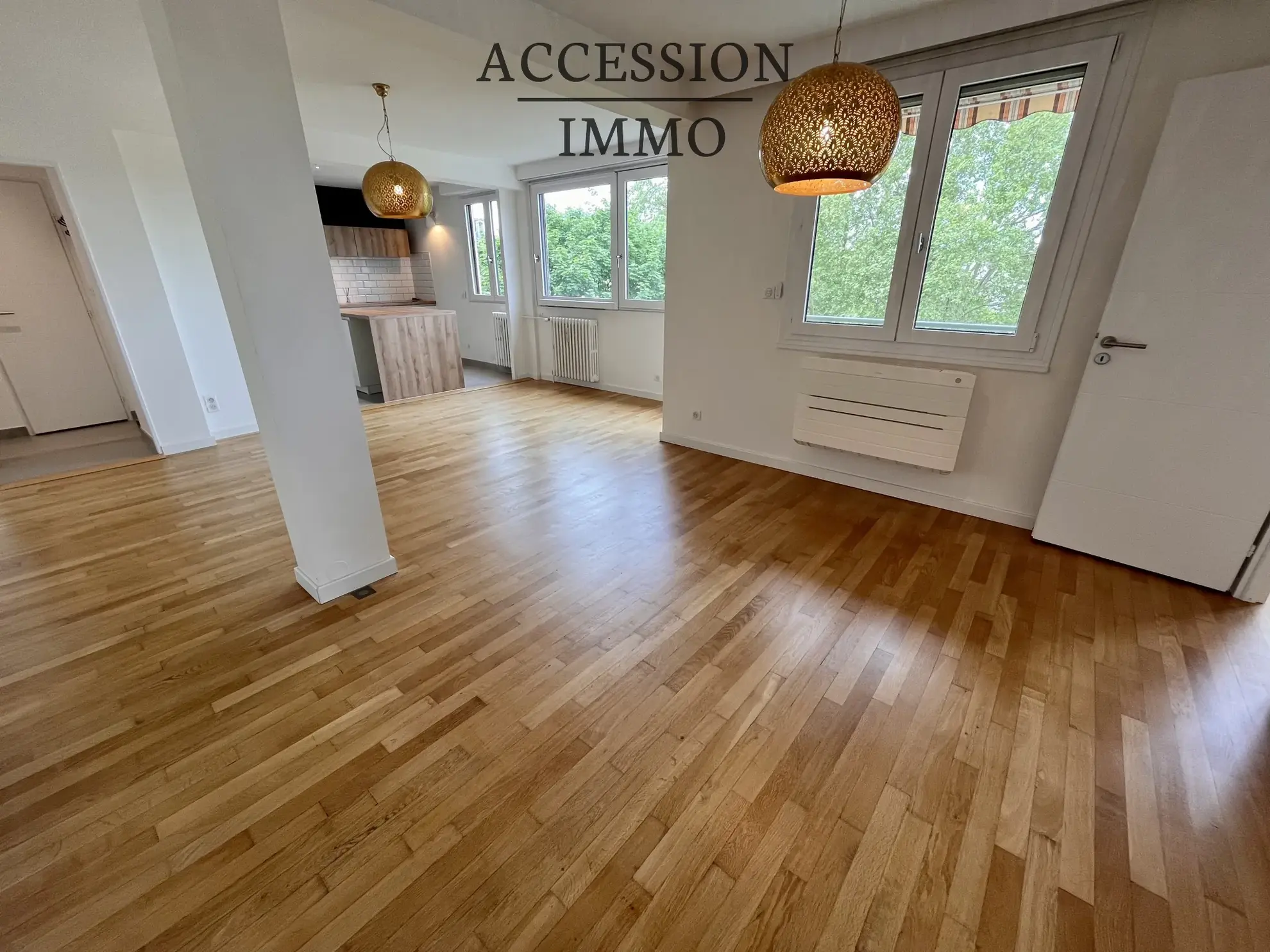 Appartement de type 4 rénové avec balcon et vue sur la place de la République à Dijon 