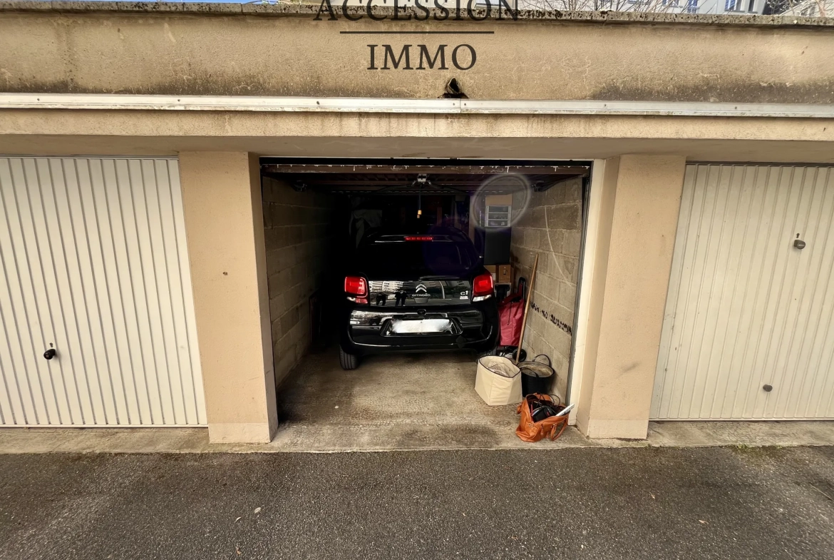 Appartement de type 4 rénové avec balcon et vue sur la place de la République à Dijon 