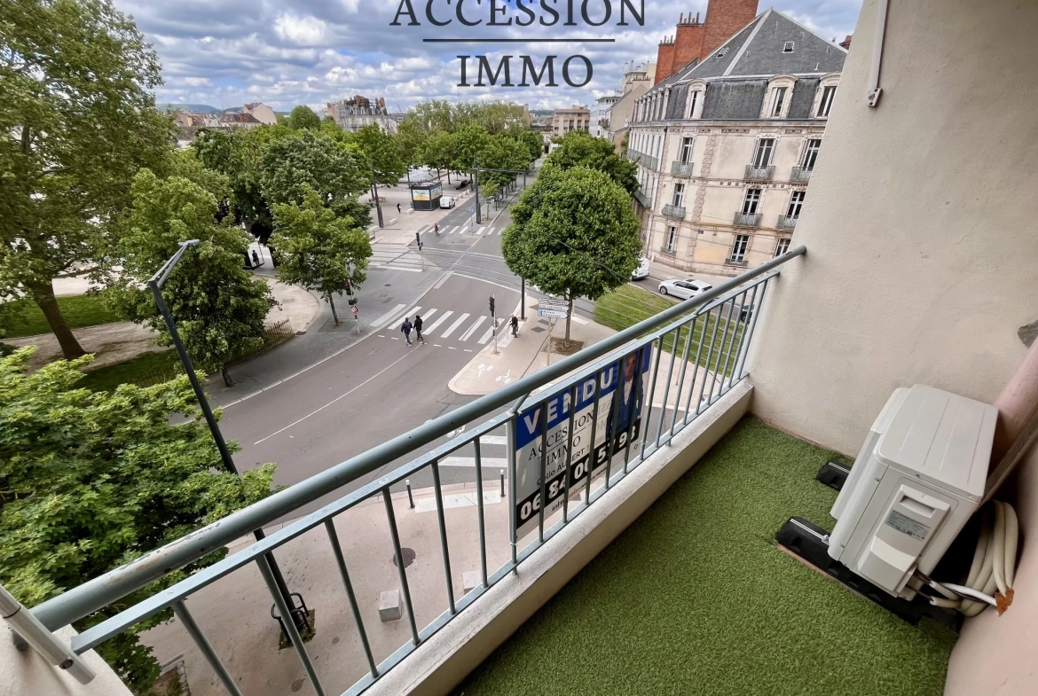 Appartement de type 4 rénové avec balcon et vue sur la place de la République à Dijon 