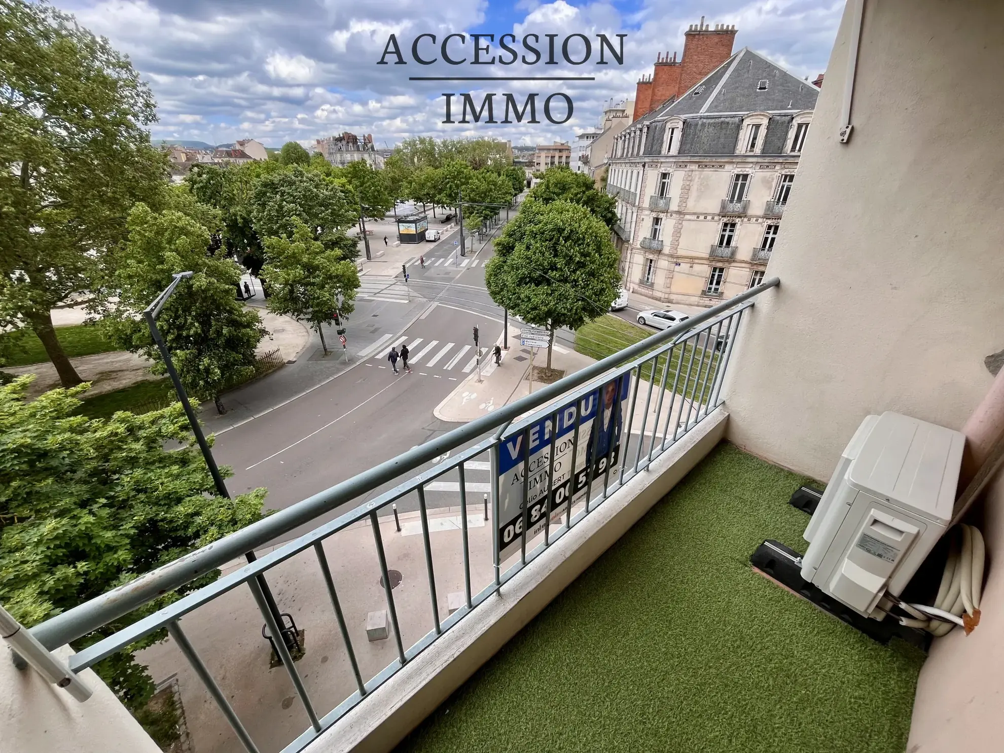 Appartement de type 4 rénové avec balcon et vue sur la place de la République à Dijon 