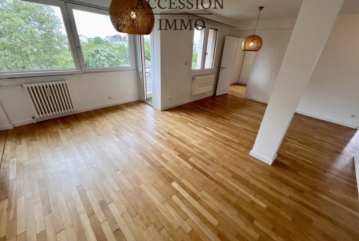Appartement de type 4 rénové avec balcon et vue sur la place de la République à Dijon 