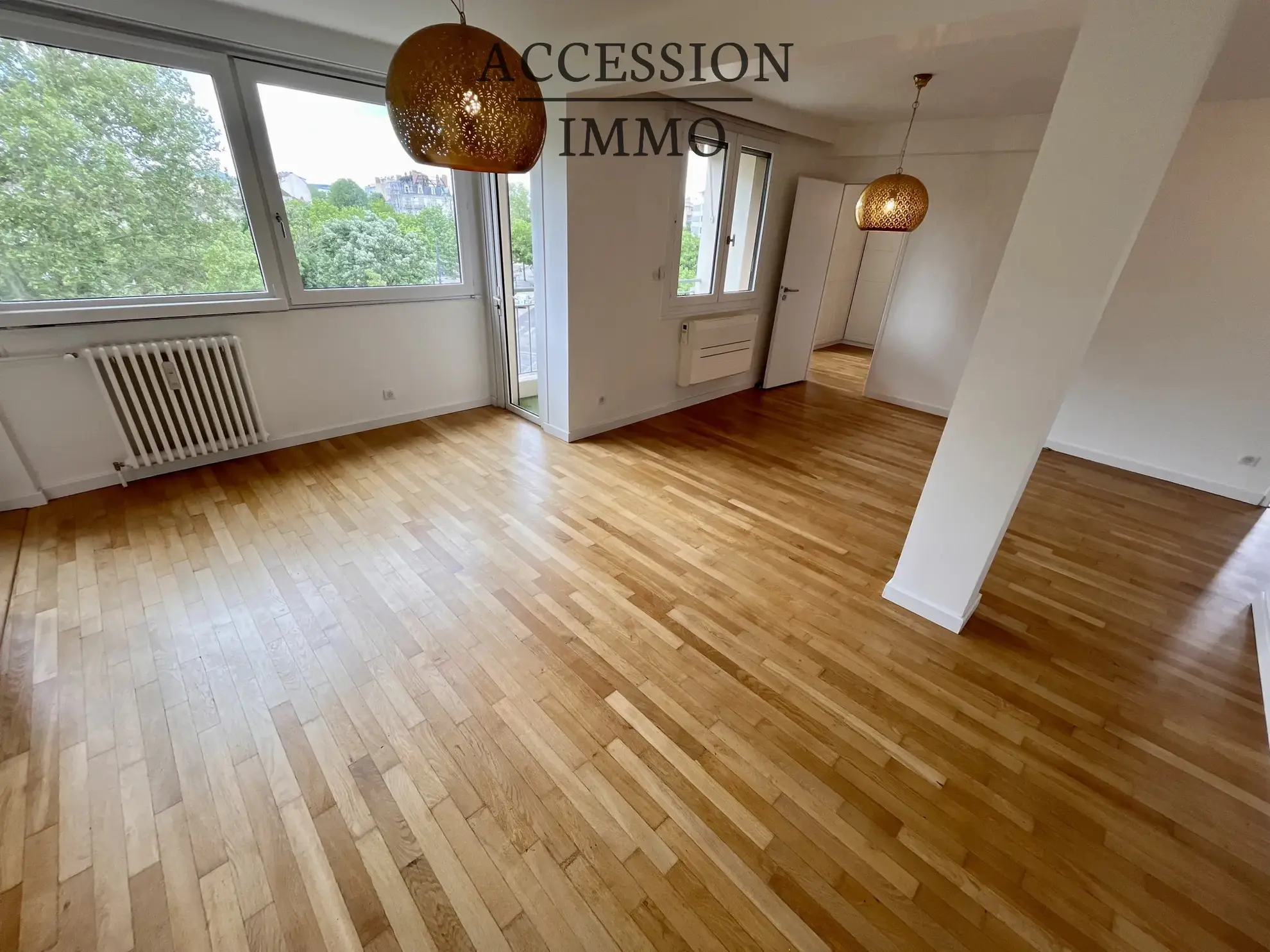 Appartement de type 4 rénové avec balcon et vue sur la place de la République à Dijon 