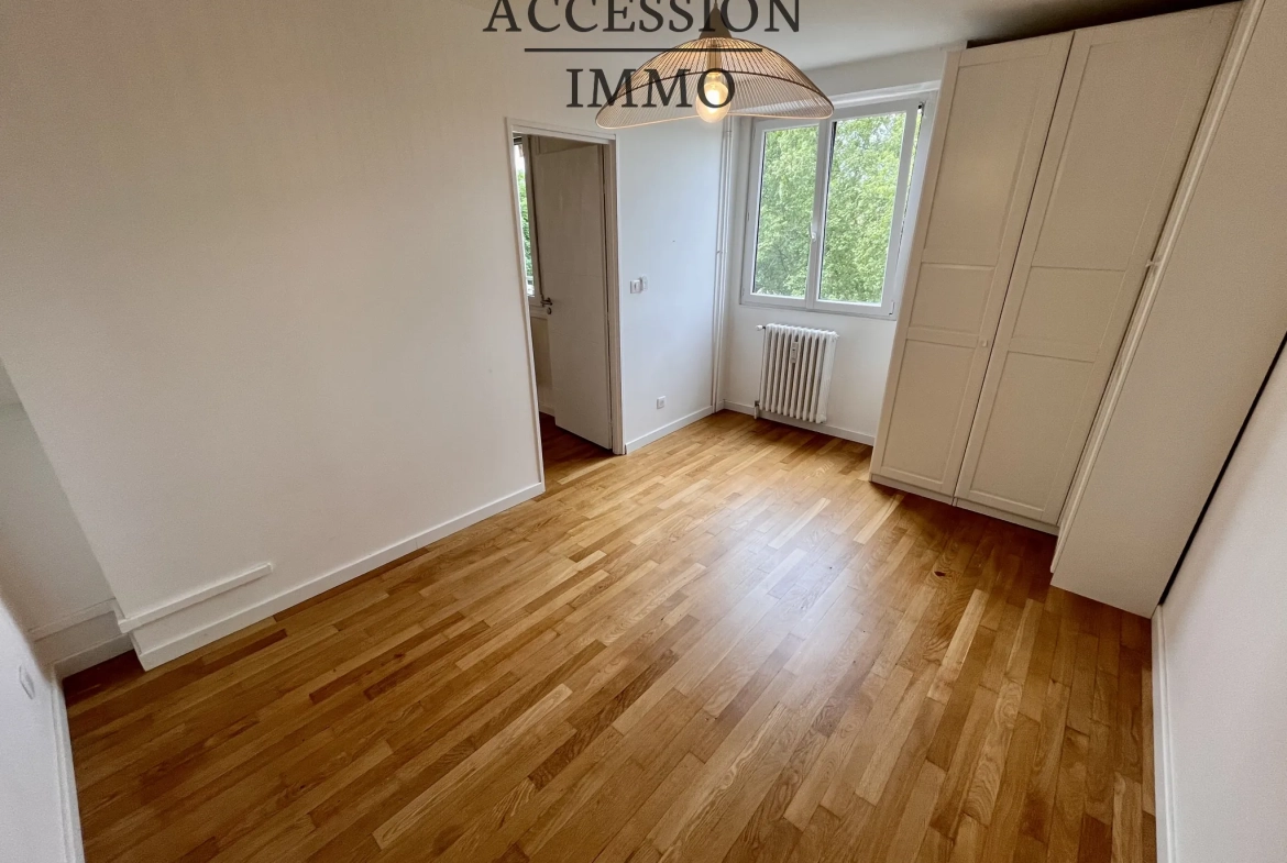 Appartement de type 4 rénové avec balcon et vue sur la place de la République à Dijon 