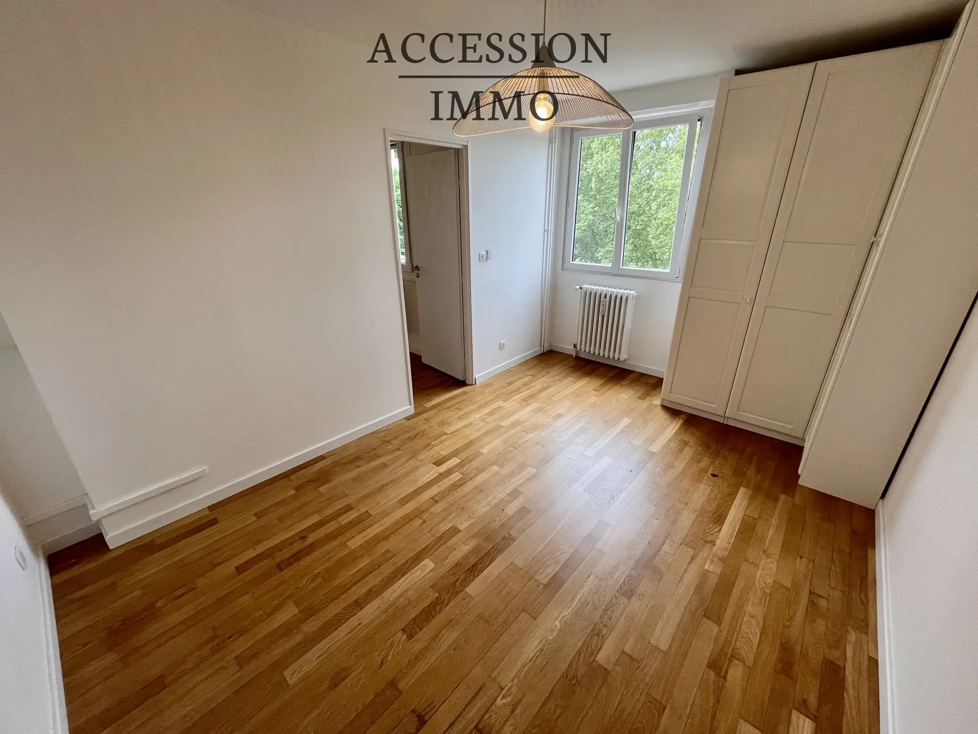 Appartement de type 4 rénové avec balcon et vue sur la place de la République à Dijon 
