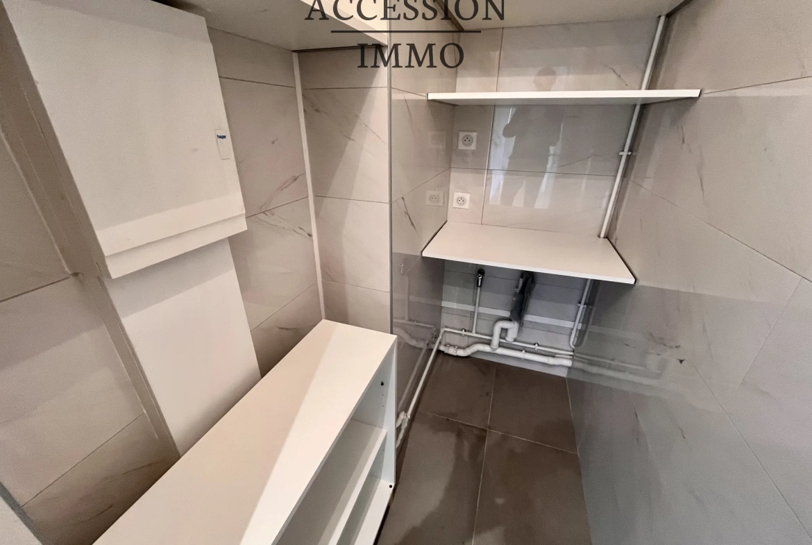 Appartement de type 4 rénové avec balcon et vue sur la place de la République à Dijon 