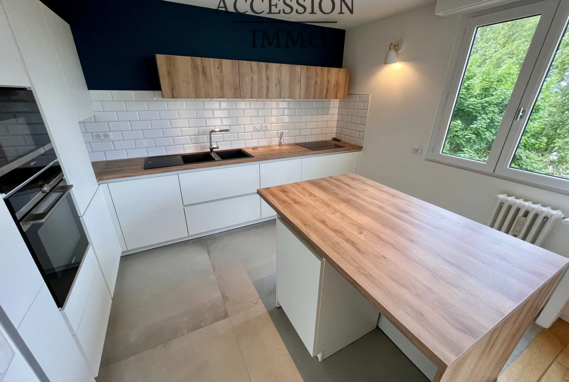 Appartement de type 4 rénové avec balcon et vue sur la place de la République à Dijon 
