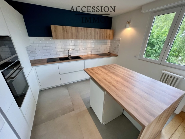 Appartement de type 4 rénové avec balcon et vue sur la place de la République à Dijon