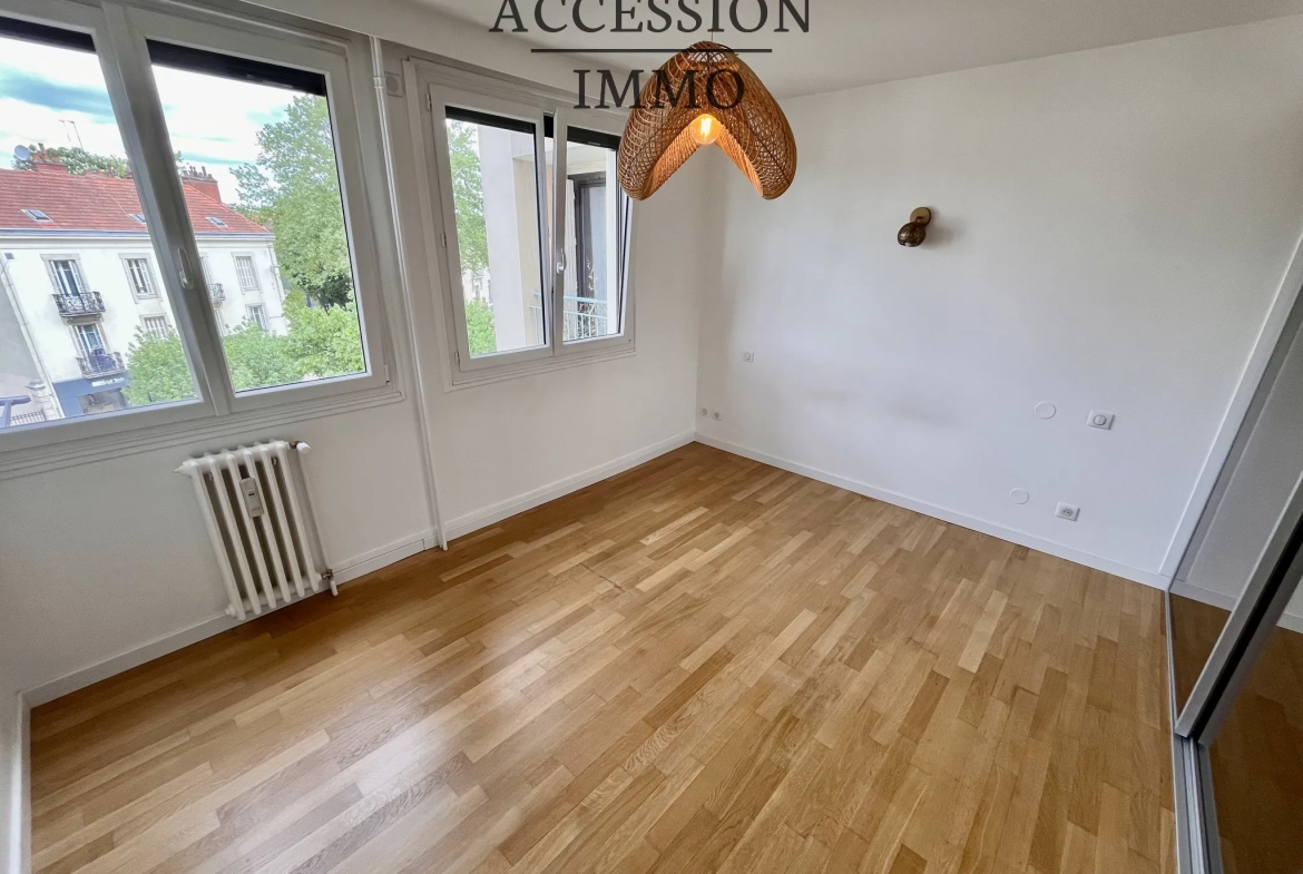 Appartement de type 4 rénové avec balcon et vue sur la place de la République à Dijon 