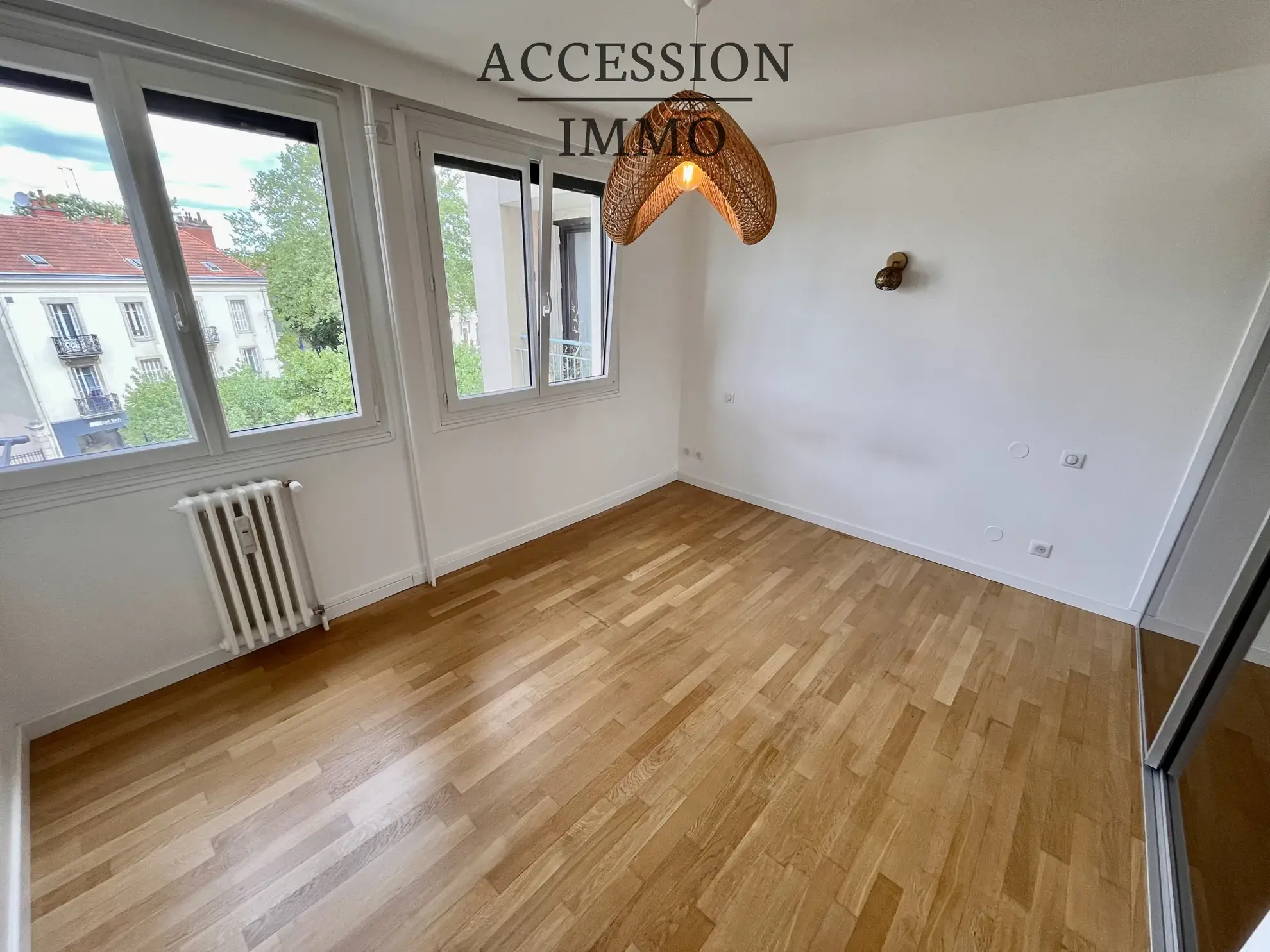 Appartement de type 4 rénové avec balcon et vue sur la place de la République à Dijon 