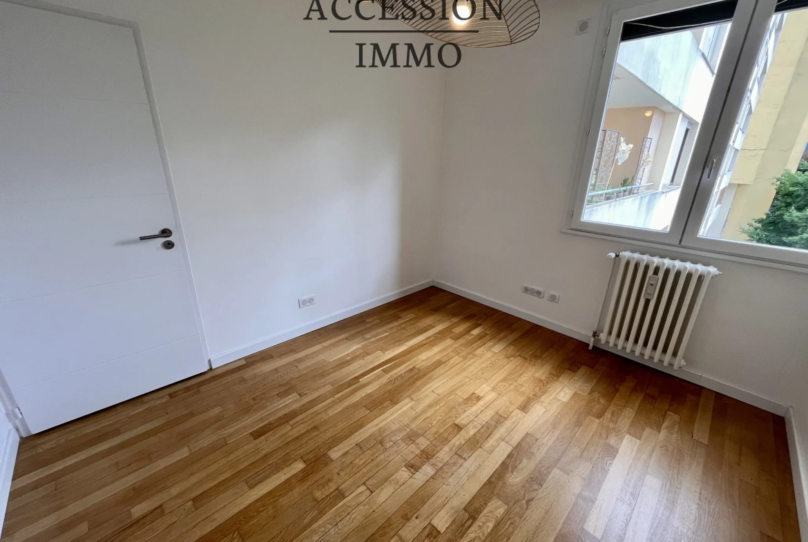 Appartement de type 4 rénové avec balcon et vue sur la place de la République à Dijon 