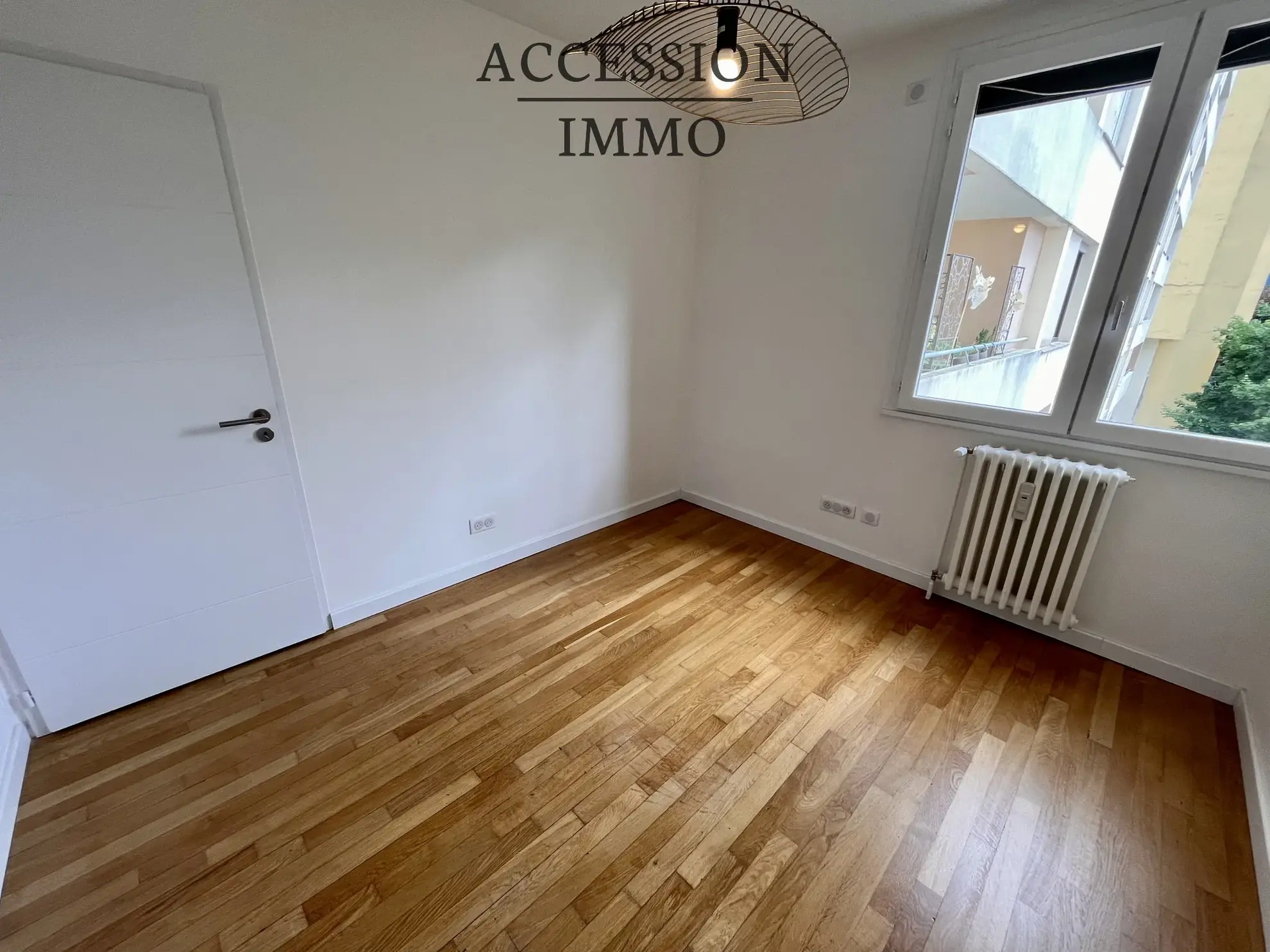 Appartement de type 4 rénové avec balcon et vue sur la place de la République à Dijon 