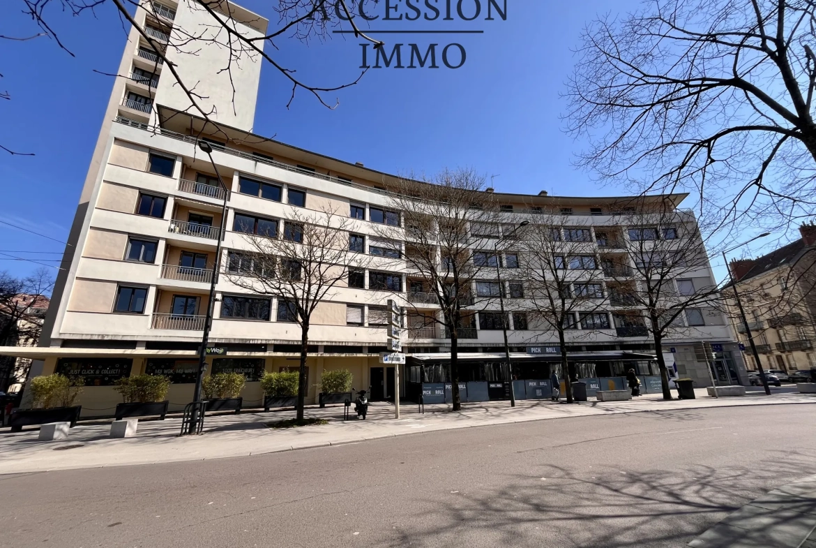 Appartement de type 4 rénové avec balcon et vue sur la place de la République à Dijon 