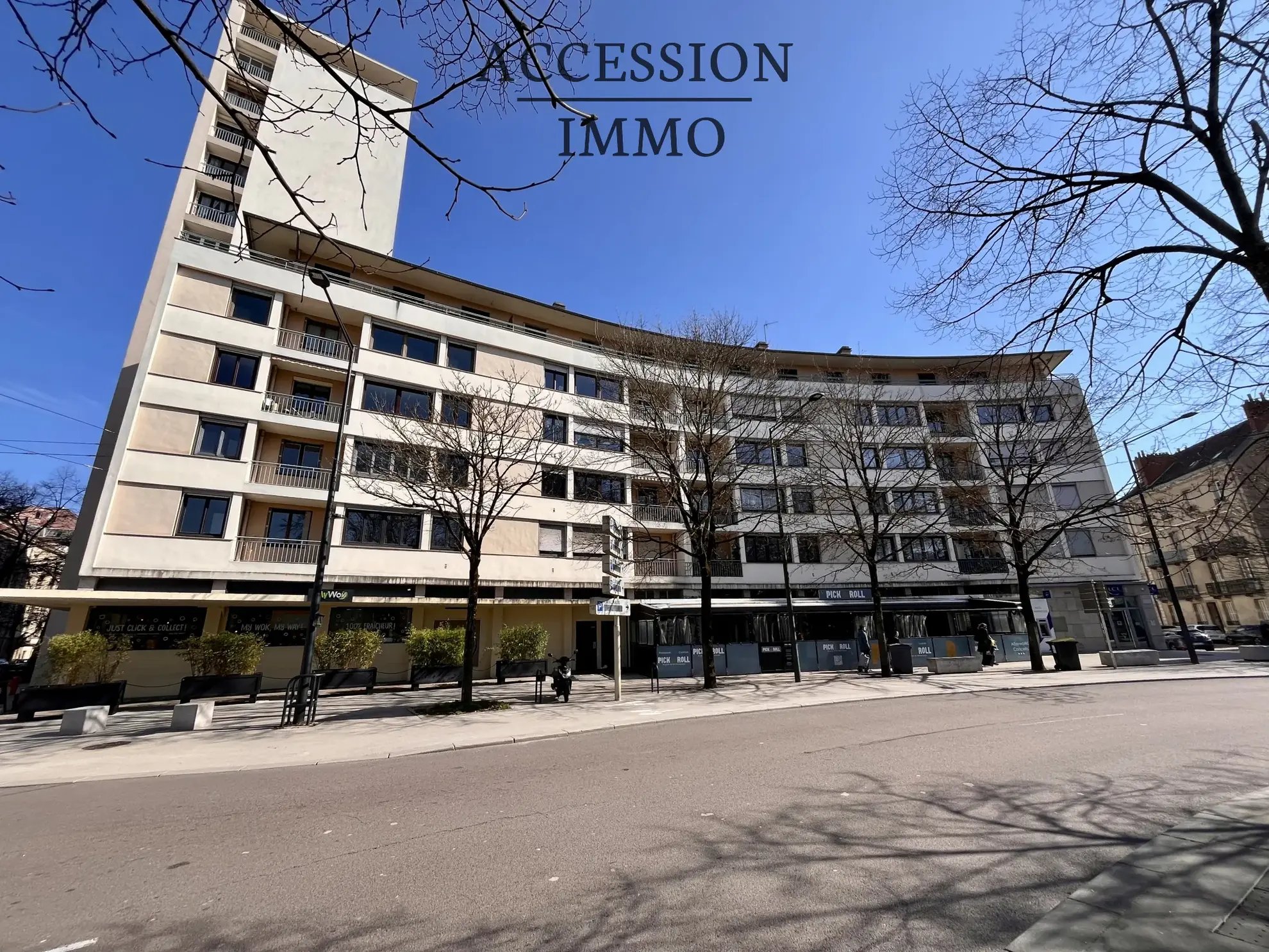Appartement de type 4 rénové avec balcon et vue sur la place de la République à Dijon 