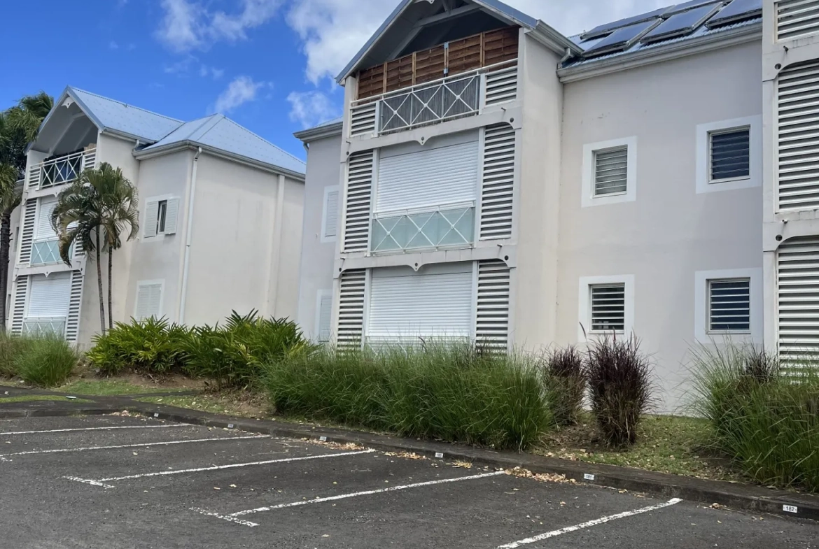Appartement 2 pièces à Saint-Claude avec terrasse, à rénover - Prix 126 000 € 