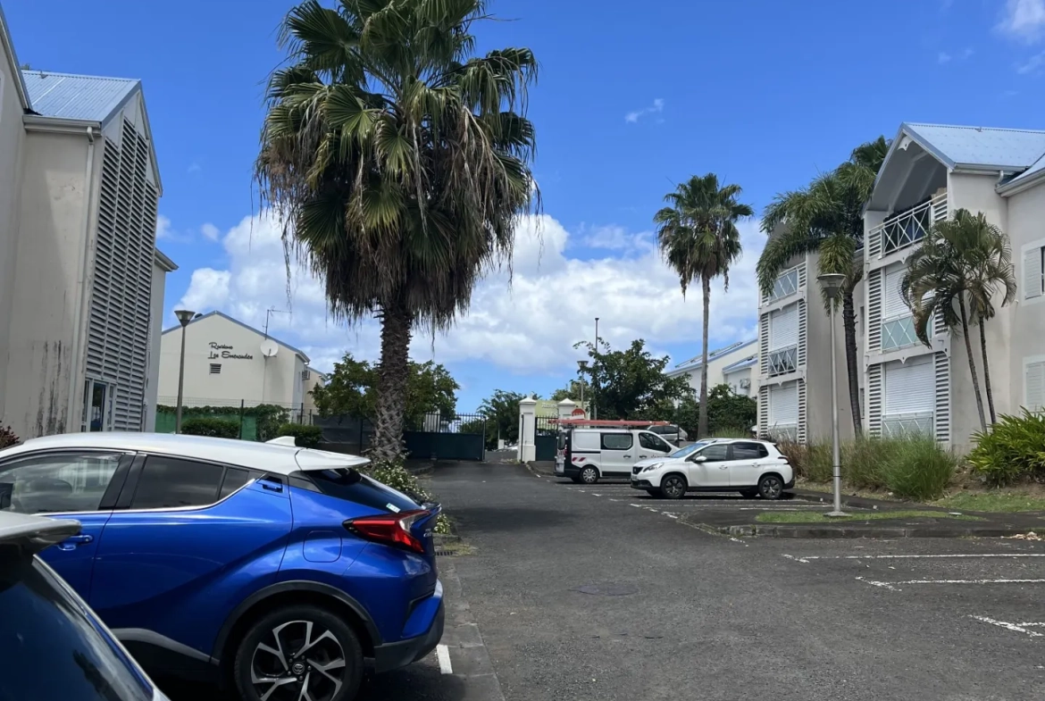 Appartement 2 pièces à Saint-Claude avec terrasse, à rénover - Prix 126 000 € 