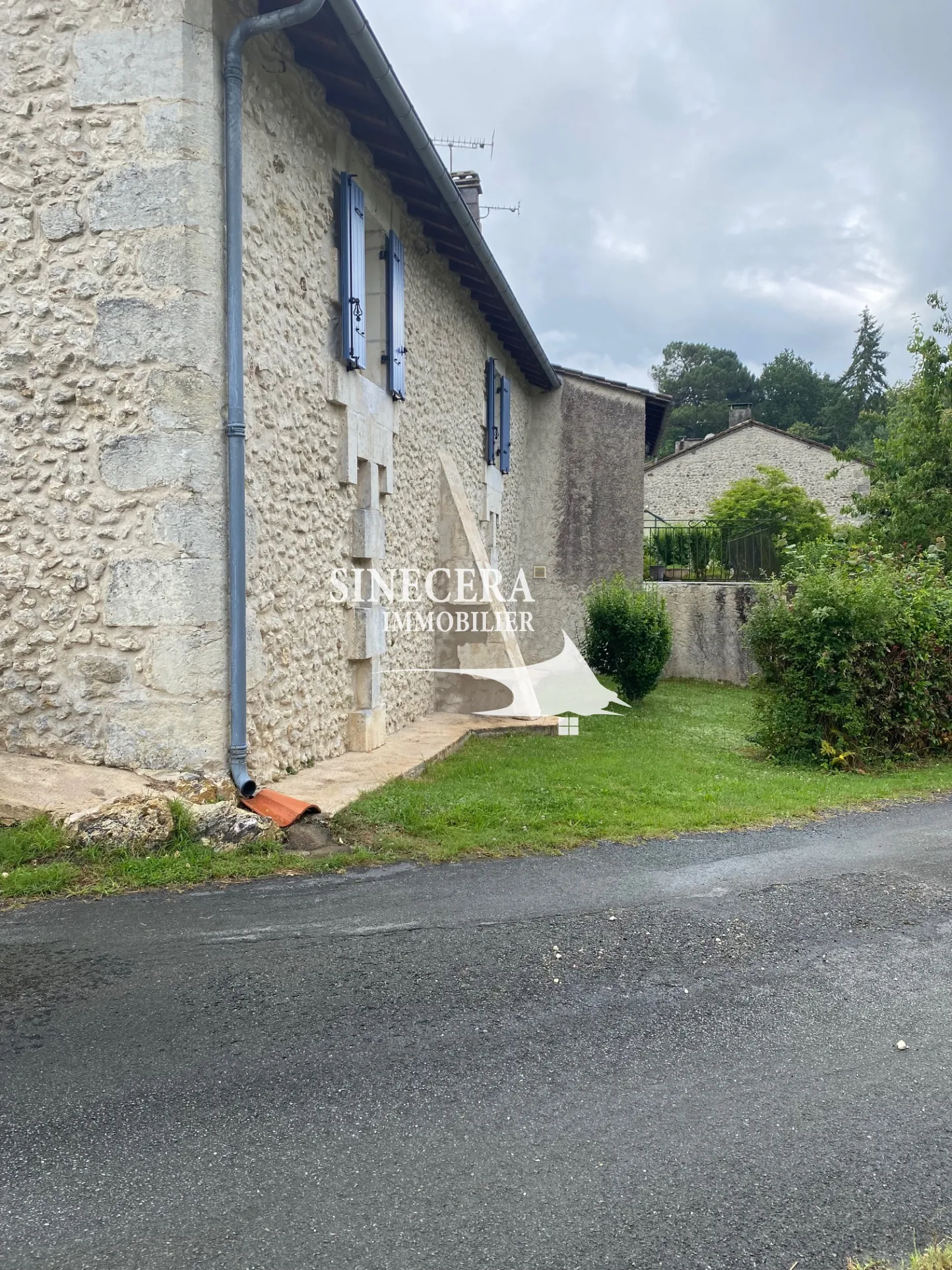 Maison en pierre avec deux habitations indépendantes à Riberac (24) 