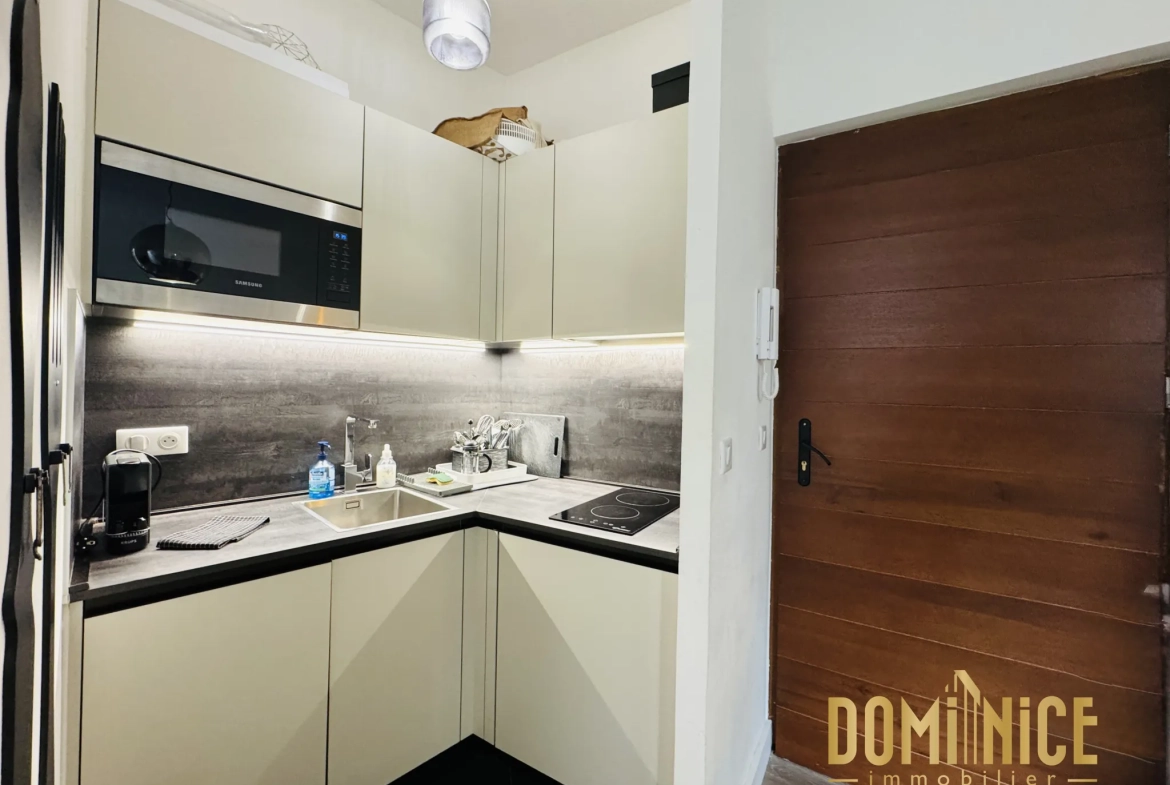 Charmant appartement 2 pièces rénové avec terrasse à Nice Port 