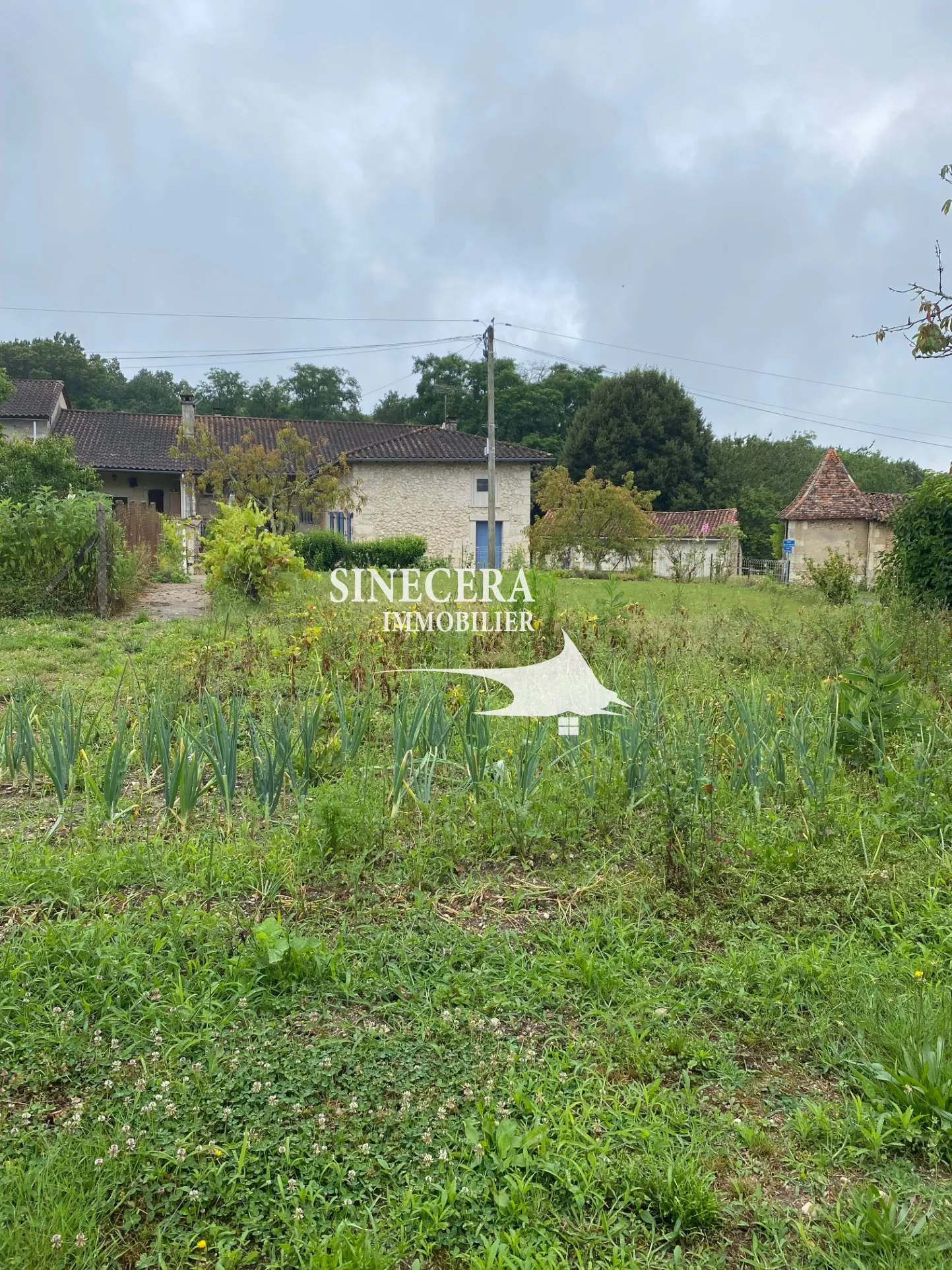 Maison en pierre avec deux habitations indépendantes à Riberac (24) 