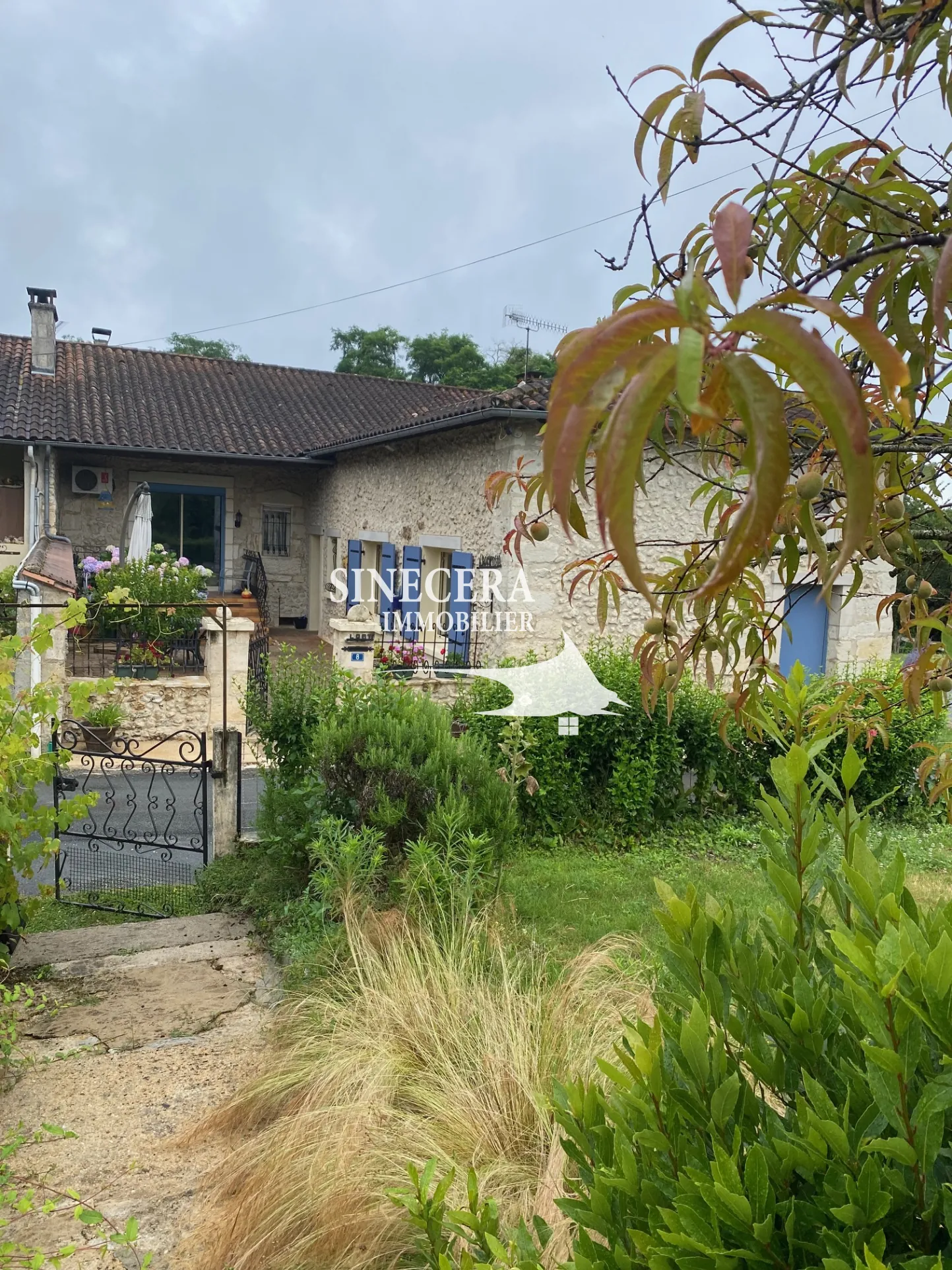 Maison en pierre avec deux habitations indépendantes à Riberac (24) 