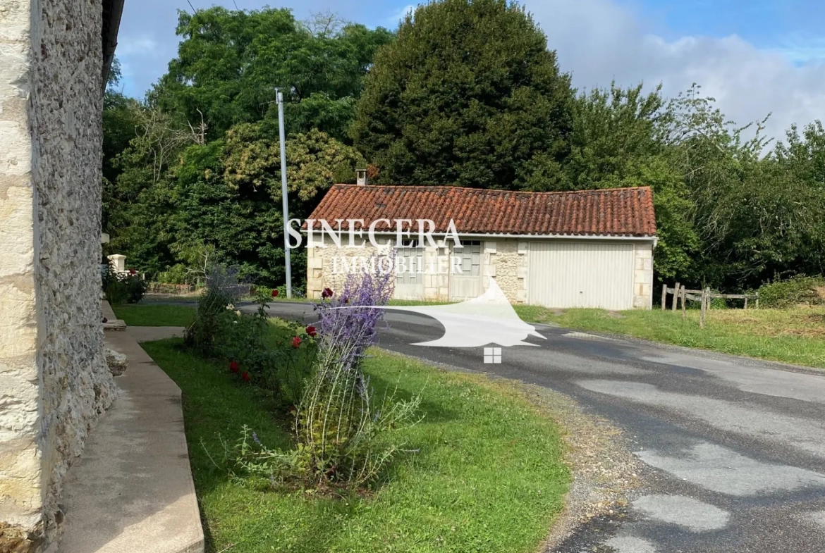 Maison en pierre avec deux habitations indépendantes à Riberac (24) 
