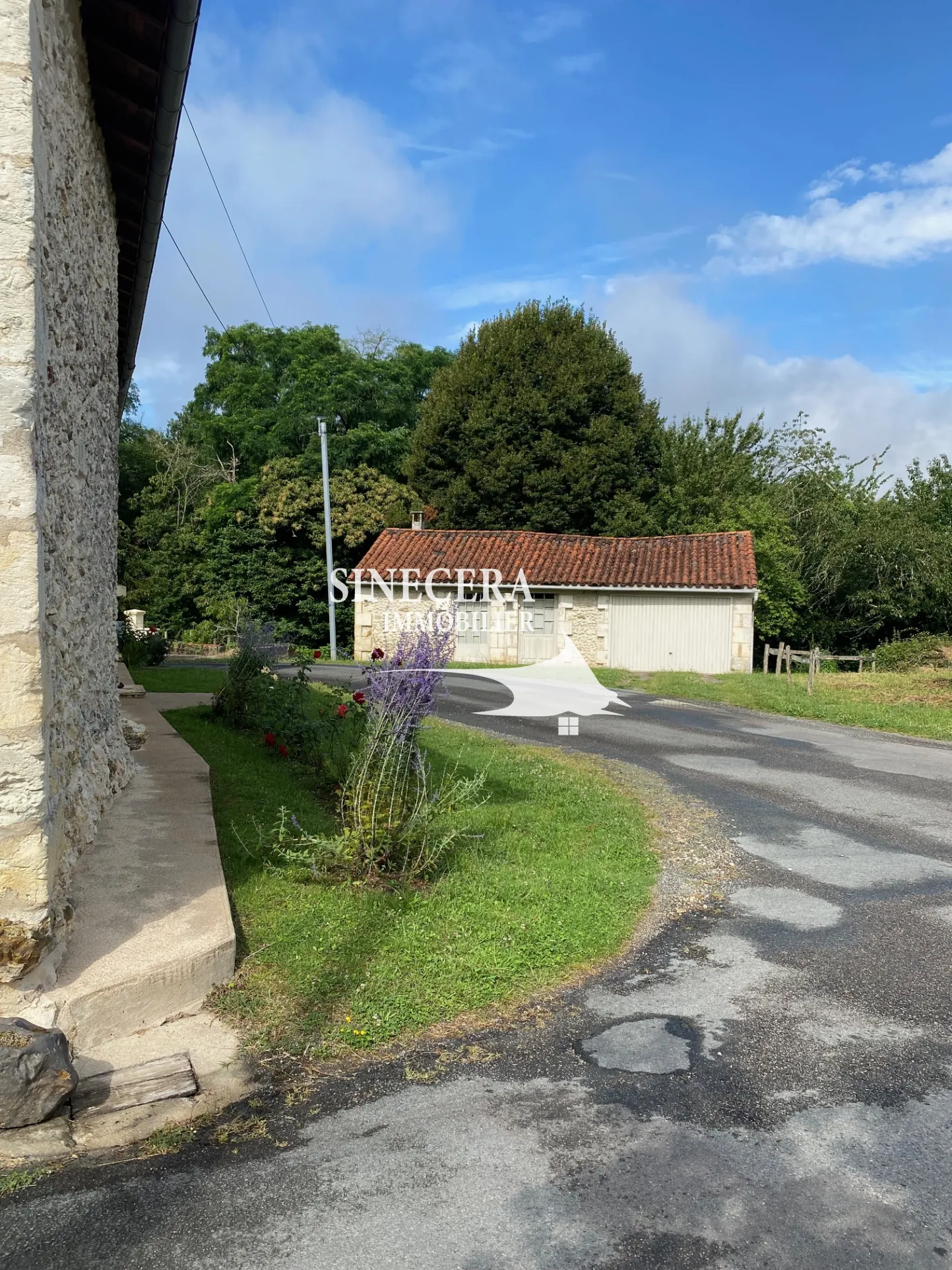 Maison en pierre avec deux habitations indépendantes à Riberac (24) 