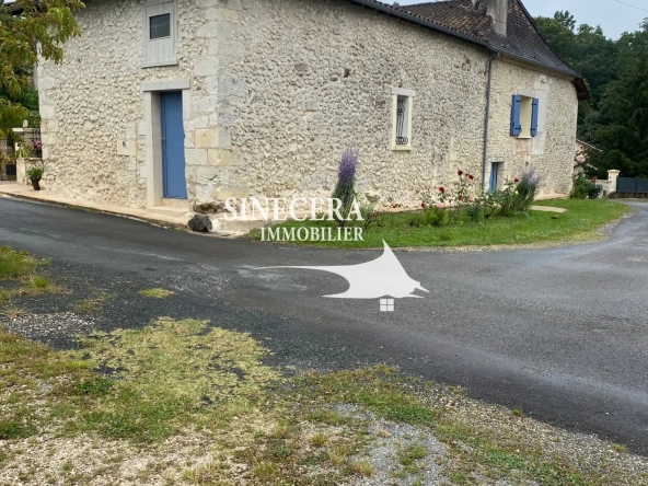 Maison en pierre avec deux habitations indépendantes à Riberac (24)