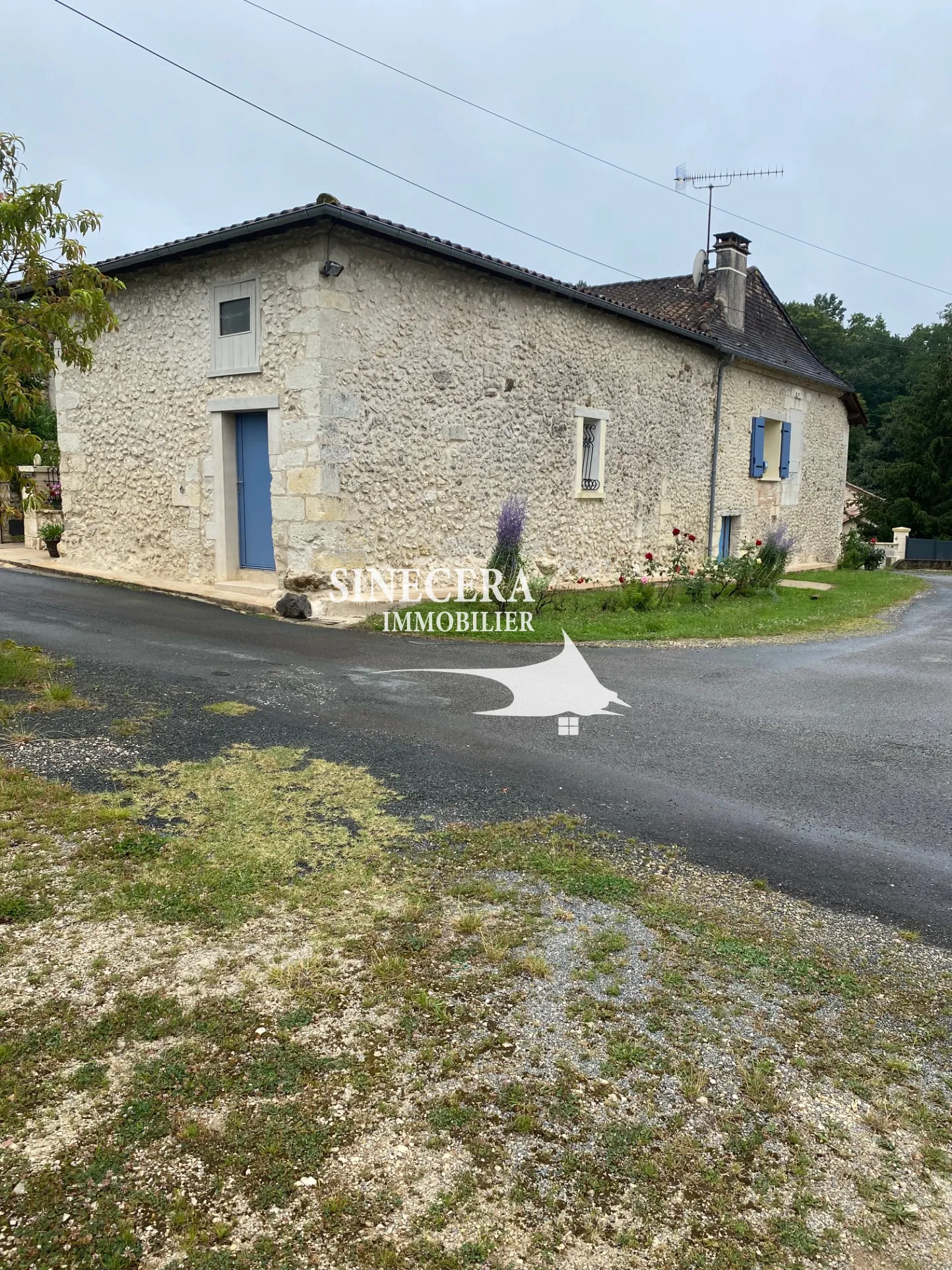 Maison en pierre avec deux habitations indépendantes à Riberac (24) 