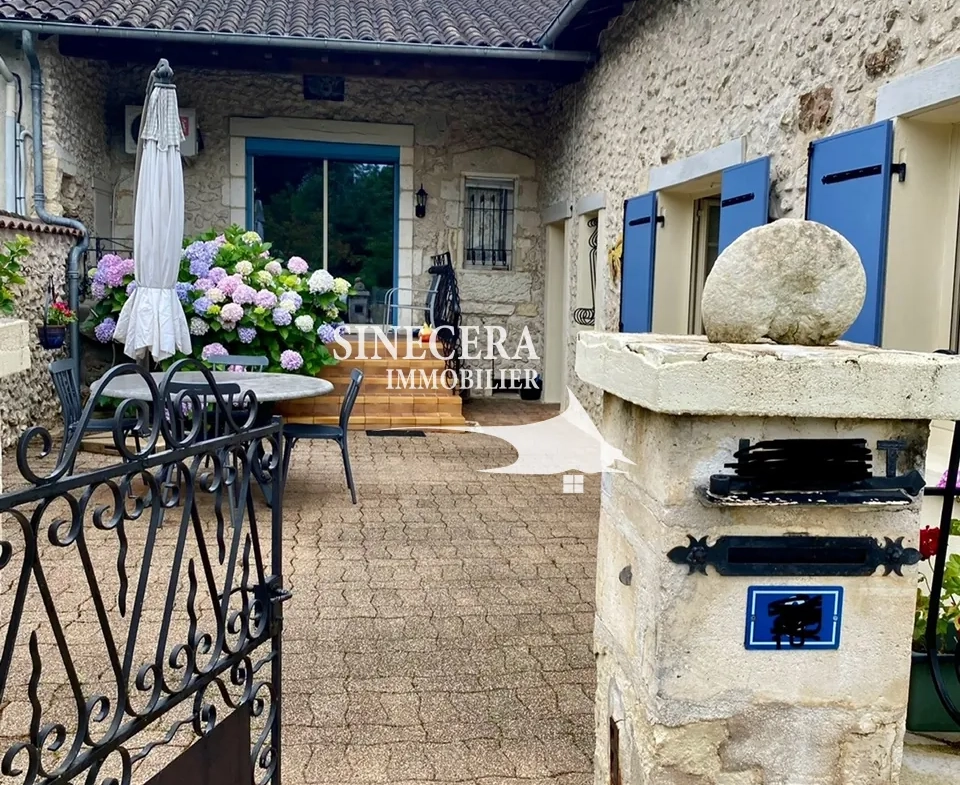 Maison en pierre avec deux habitations indépendantes à Riberac (24) 