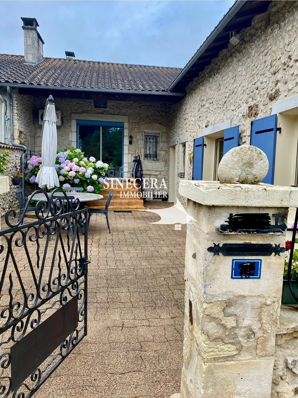 Maison en pierre avec deux habitations indépendantes à Riberac (24) 