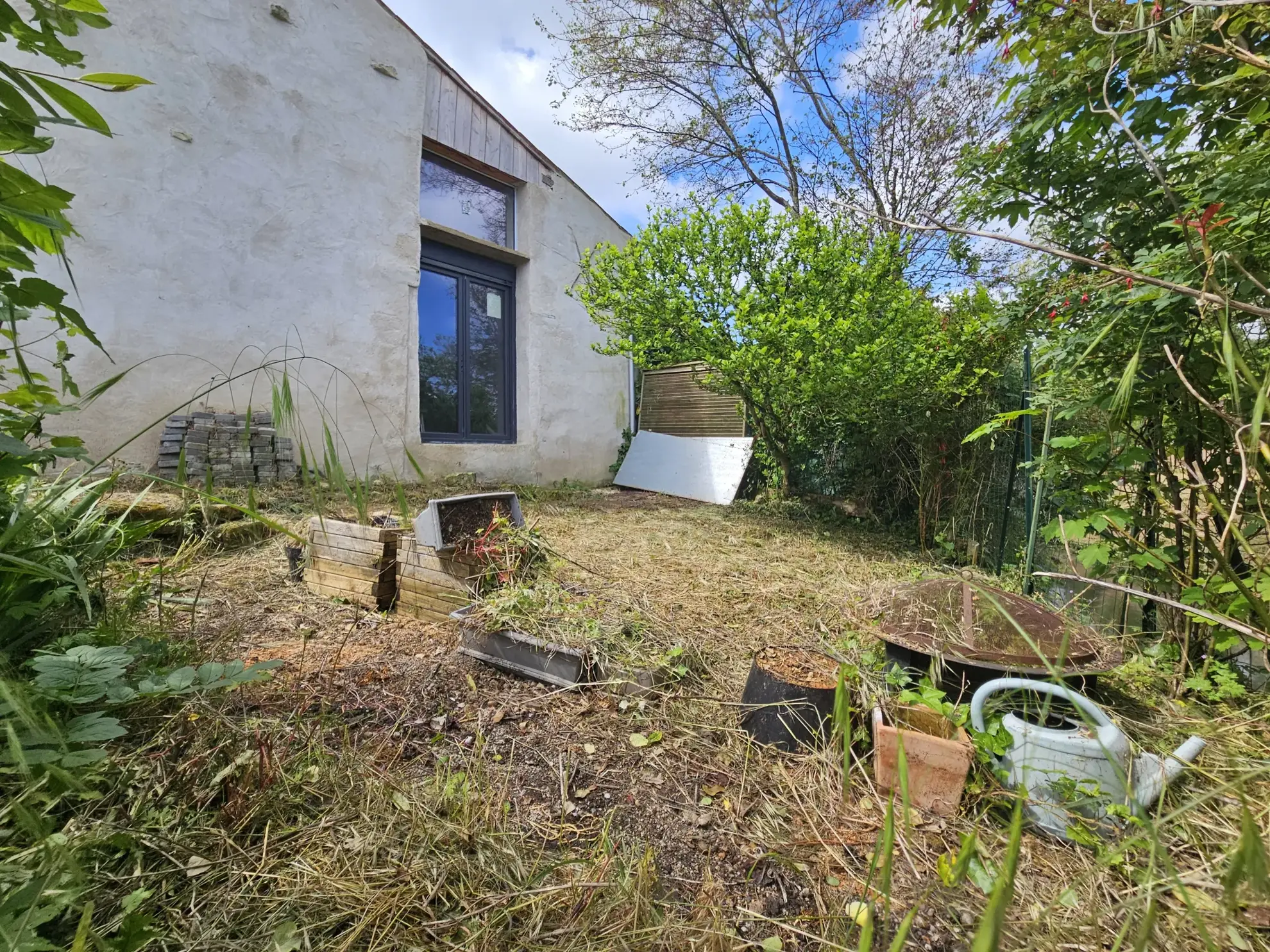 Dépendance rénovée avec jardin en bord de l'eau à Le Vanneau Irleau 