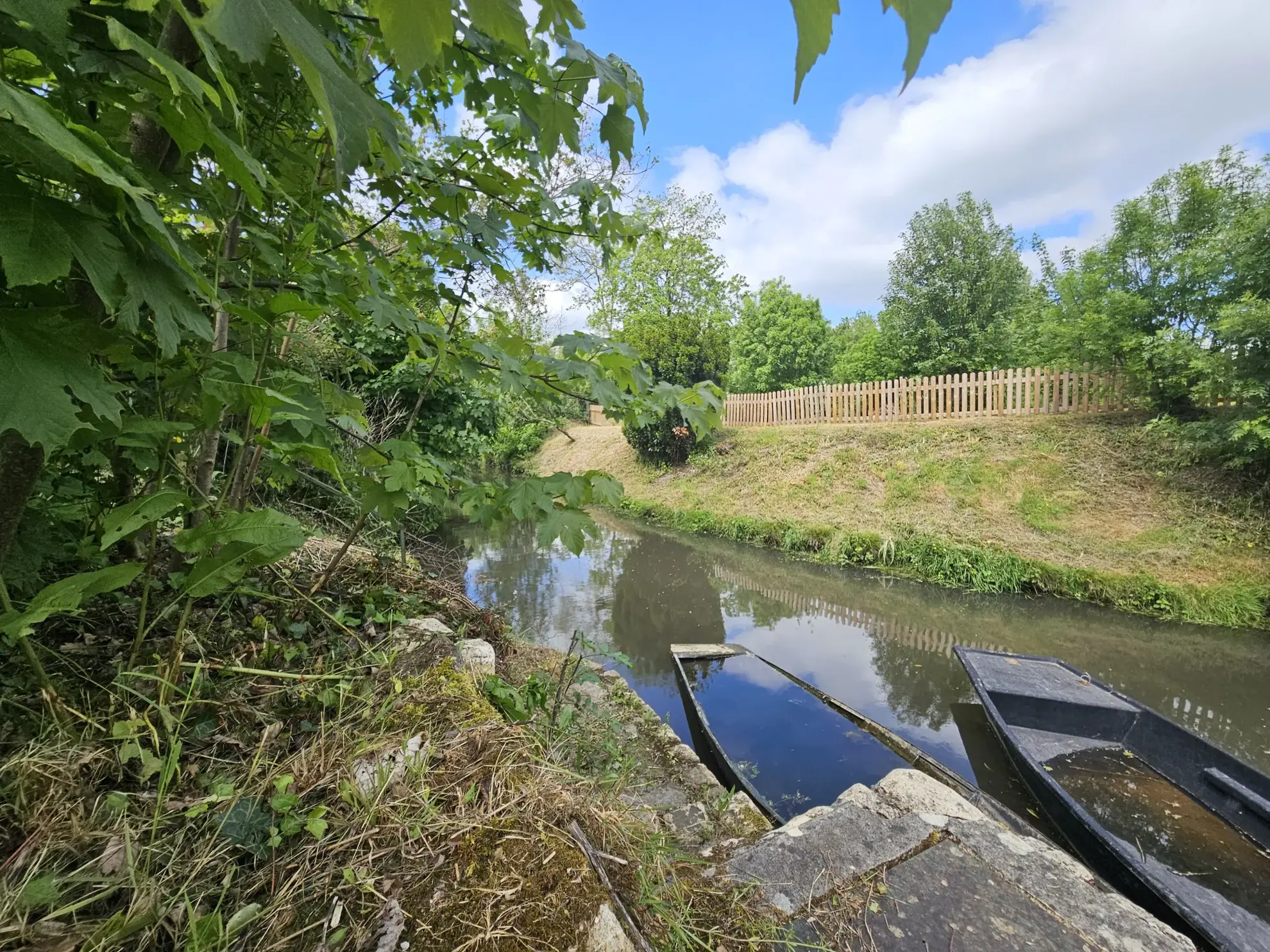 Dépendance rénovée avec jardin en bord de l'eau à Le Vanneau Irleau 