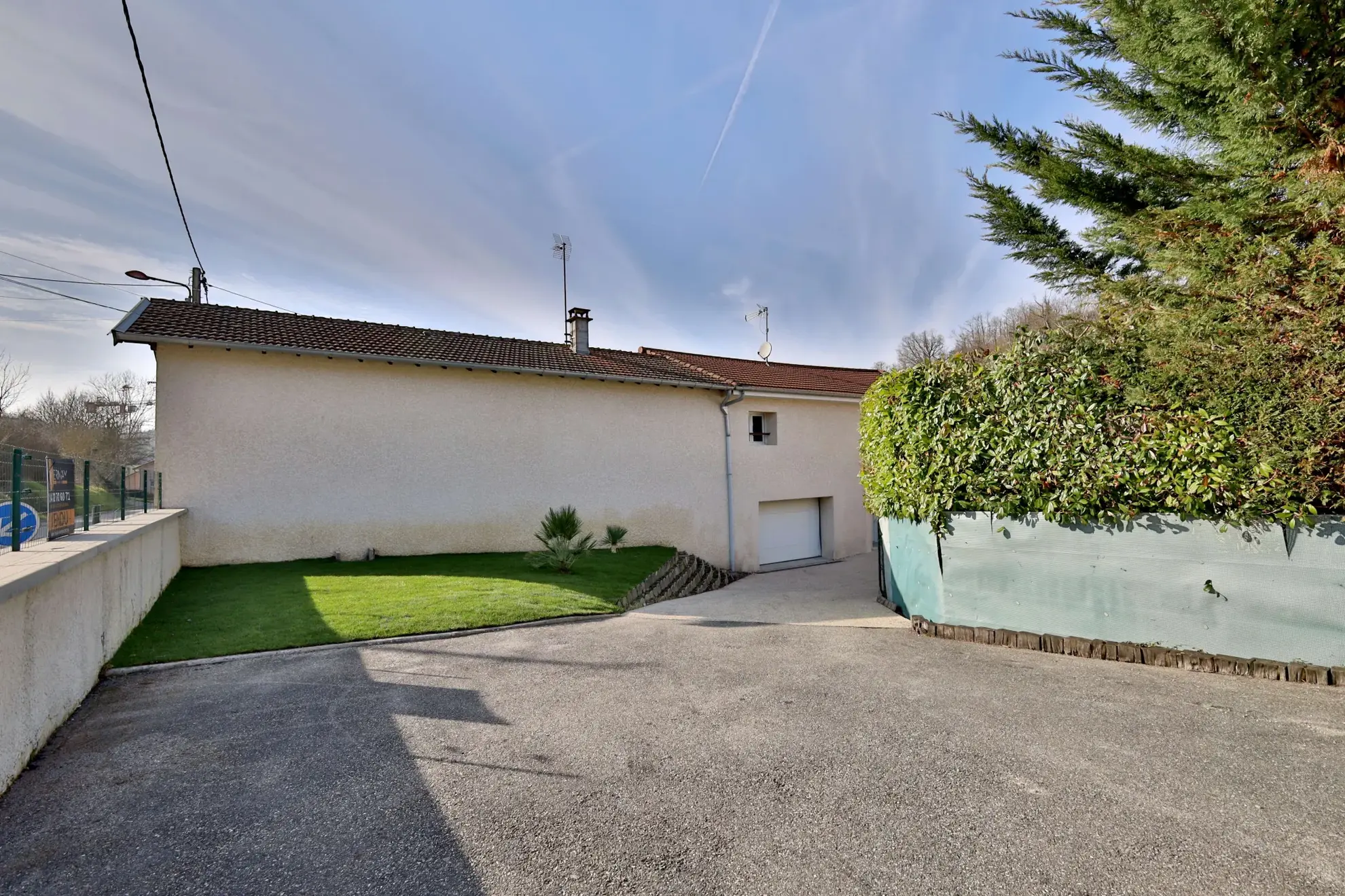 Maison atypique à vendre à Artas, 150 m² avec garage et cour 