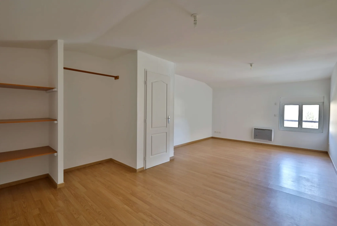 Maison atypique à vendre à Artas, 150 m² avec garage et cour 