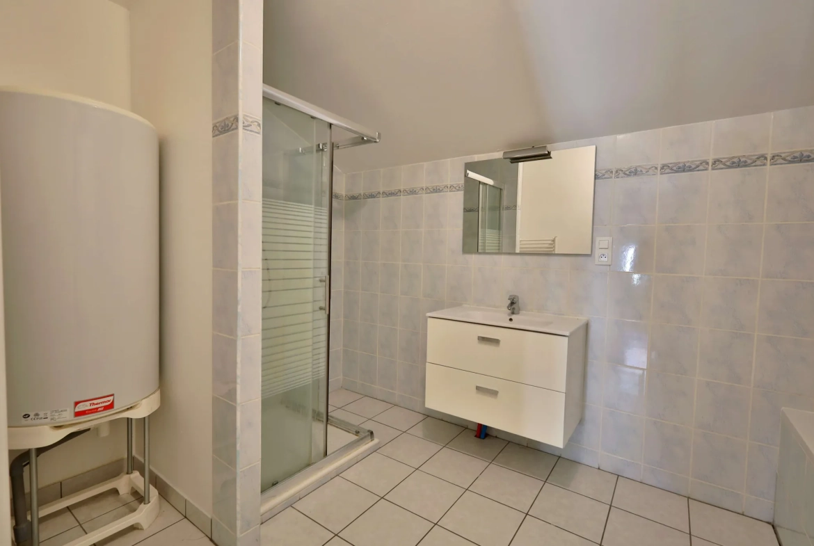 Maison atypique à vendre à Artas, 150 m² avec garage et cour 