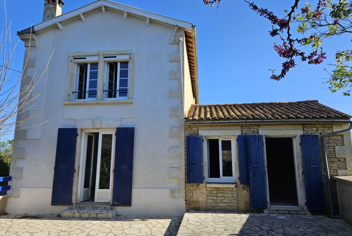 Maison pierre rénovée avec jardin et garage à Saint Hilaire la Palud 