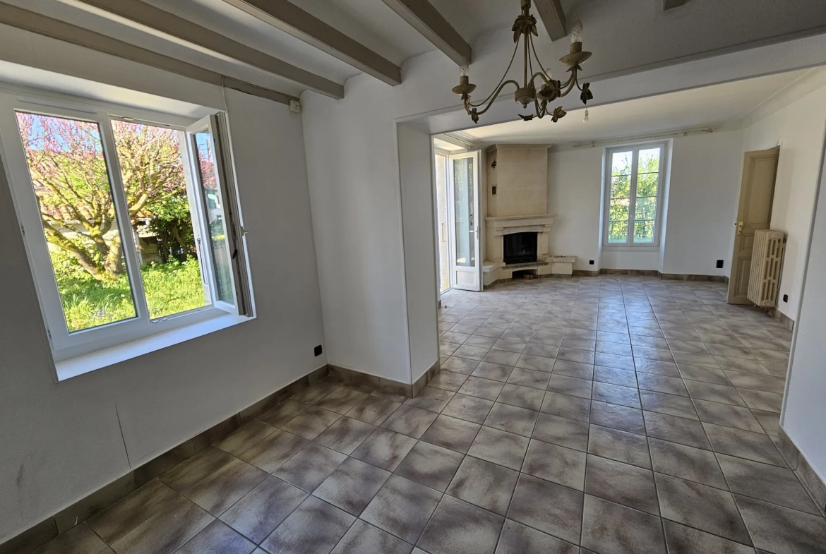 Maison pierre rénovée avec jardin et garage à Saint Hilaire la Palud 