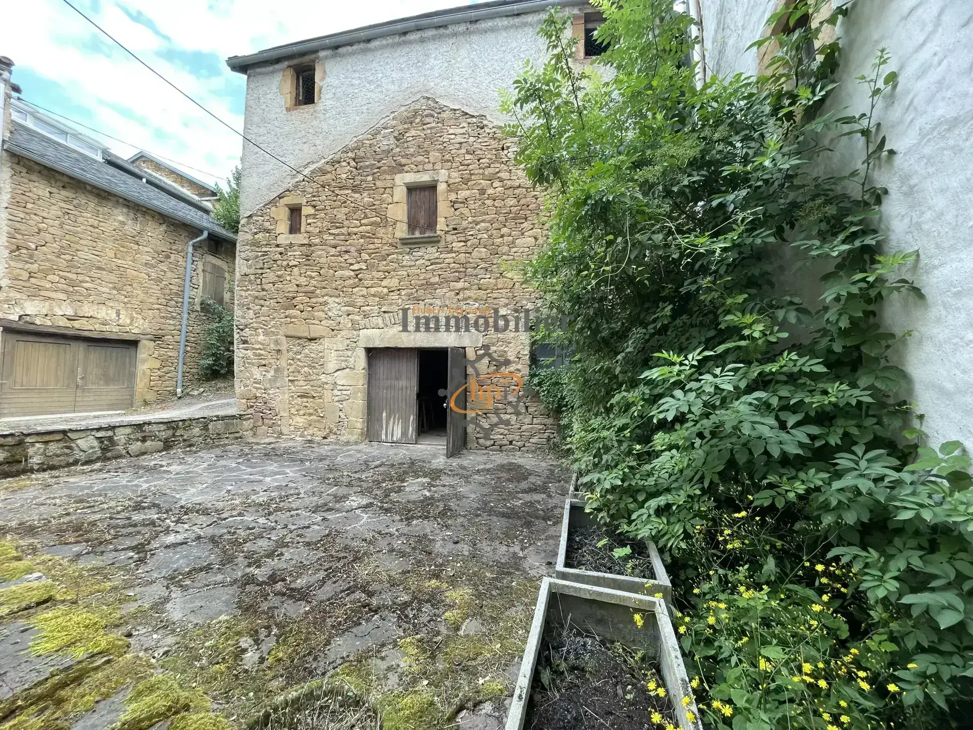 Vente maison avec dépendances, terrasse et terrain à Saint Sernin sur Rance 