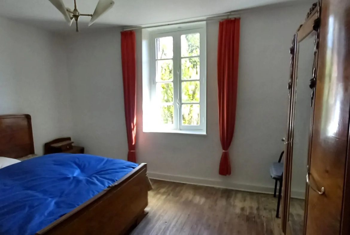 Maison de bourg en pierre avec 4 chambres à Bourganeuf - 160 m² à rafraîchir 