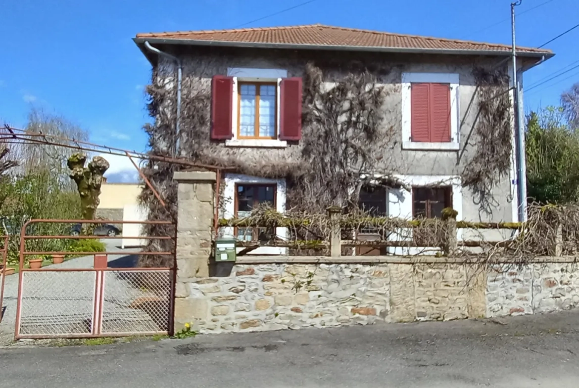 Maison de bourg en pierre avec 4 chambres à Bourganeuf - 160 m² à rafraîchir 