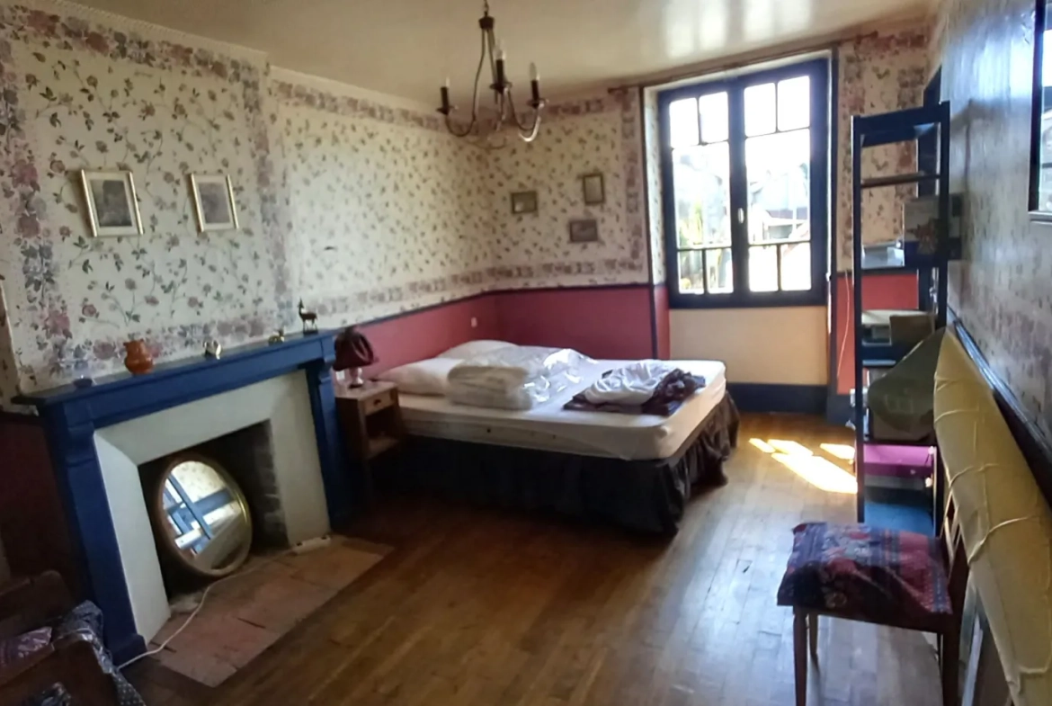 Maison de bourg en pierre avec 4 chambres à Bourganeuf - 160 m² à rafraîchir 