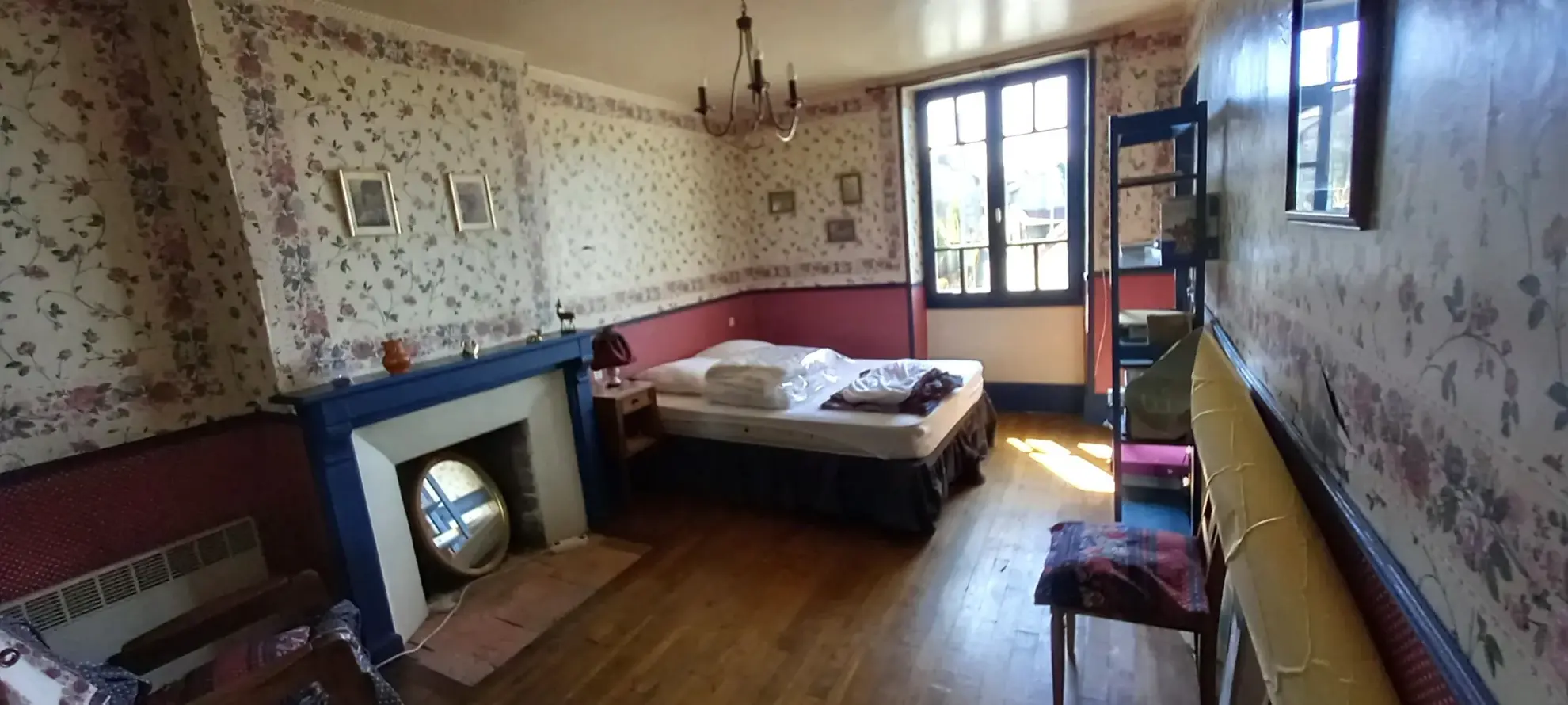 Maison de bourg en pierre avec 4 chambres à Bourganeuf - 160 m² à rafraîchir 