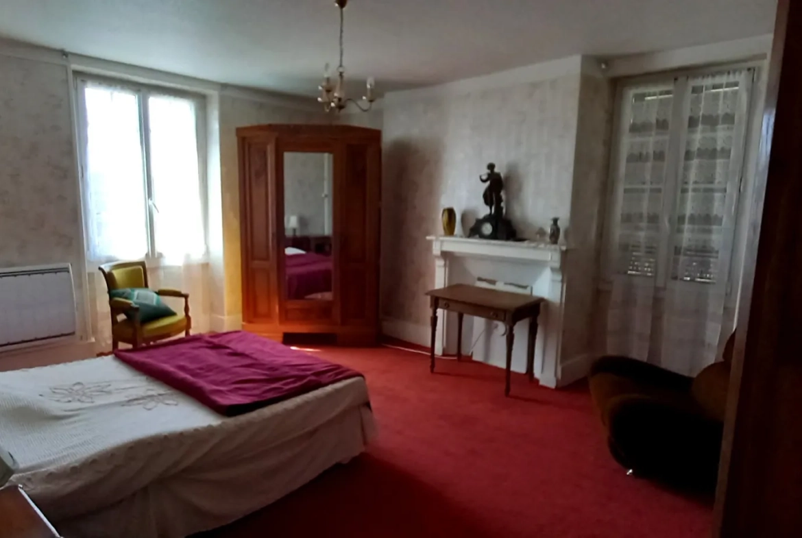 Maison de bourg en pierre avec 4 chambres à Bourganeuf - 160 m² à rafraîchir 