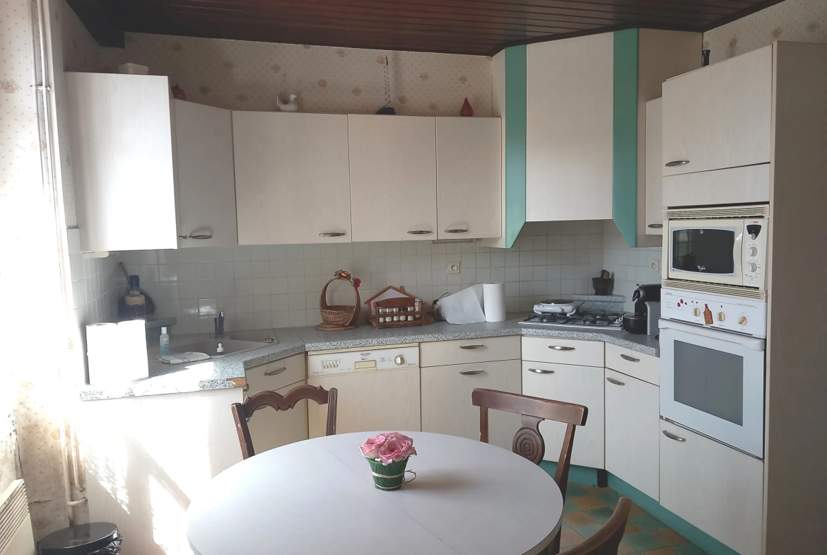 Maison de bourg en pierre avec 4 chambres à Bourganeuf - 160 m² à rafraîchir 