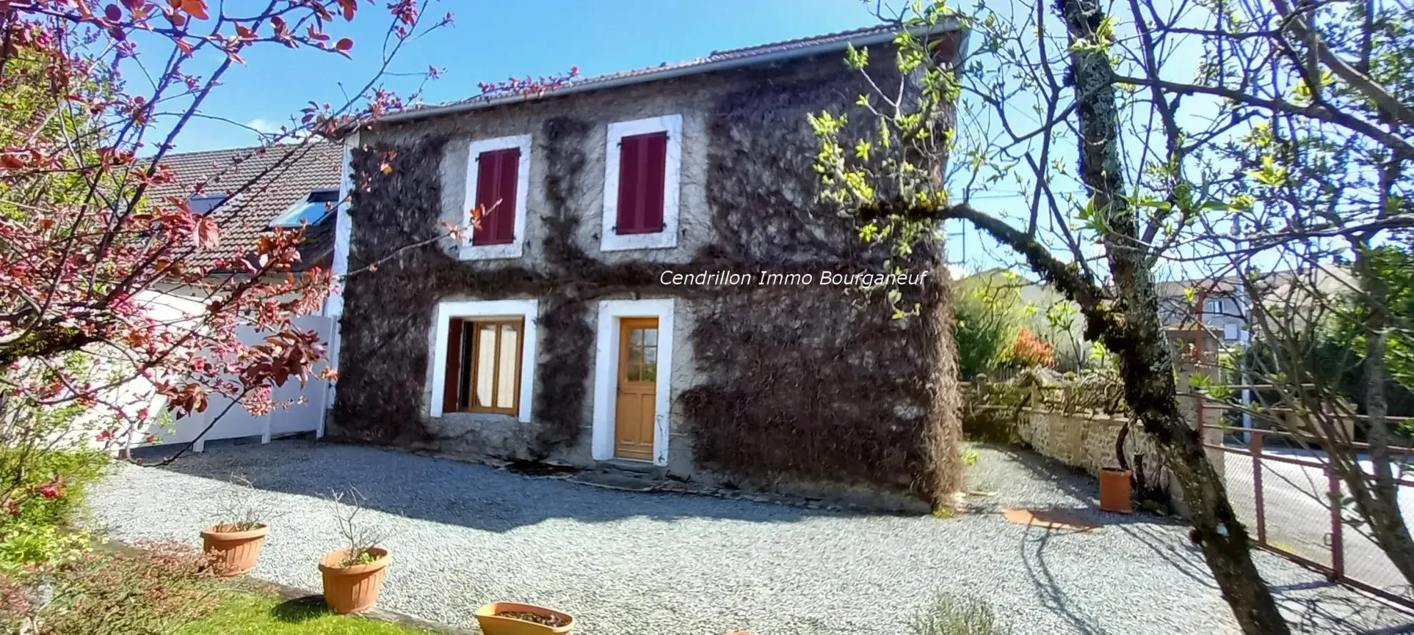 Maison de bourg en pierre avec 4 chambres à Bourganeuf - 160 m² à rafraîchir 