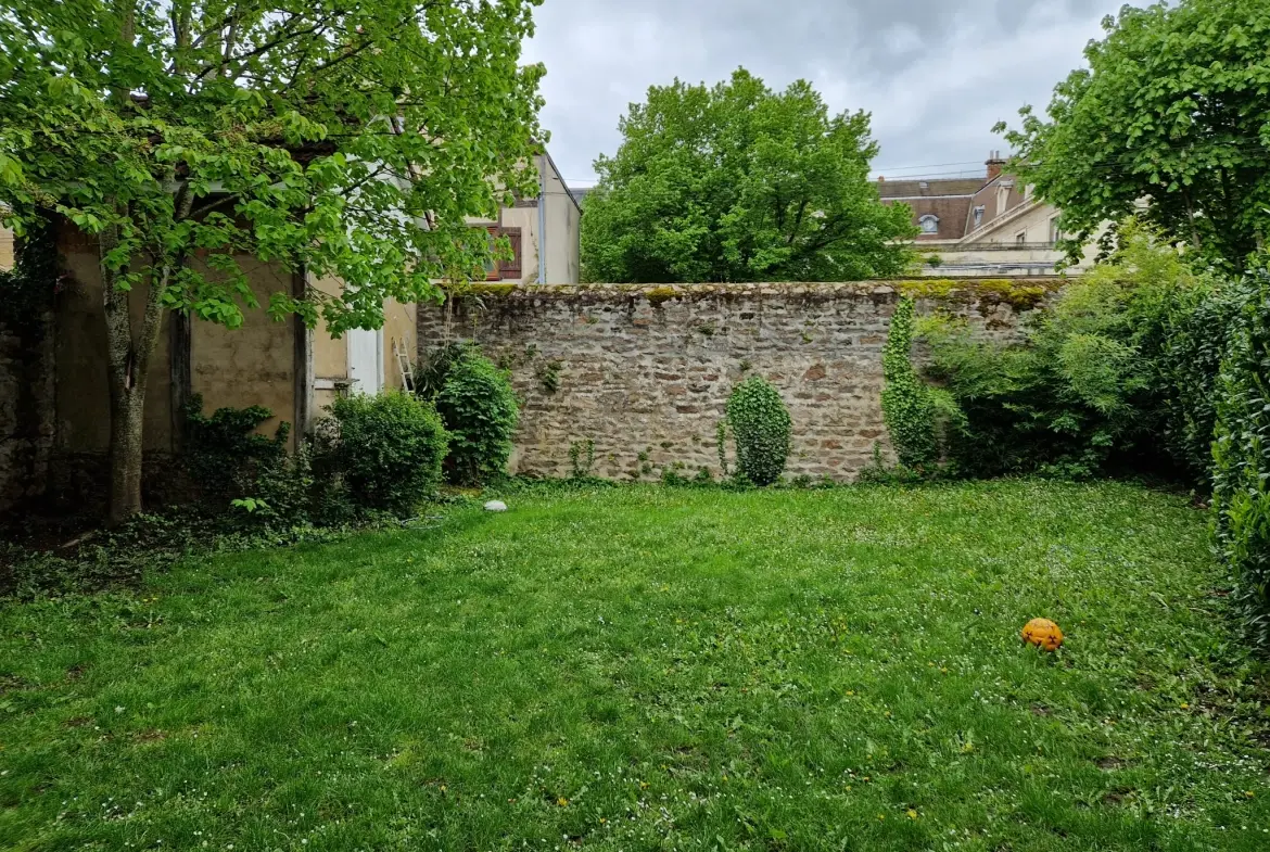 Maison de 110m² avec jardin et garage en centre-ville d'Autun 