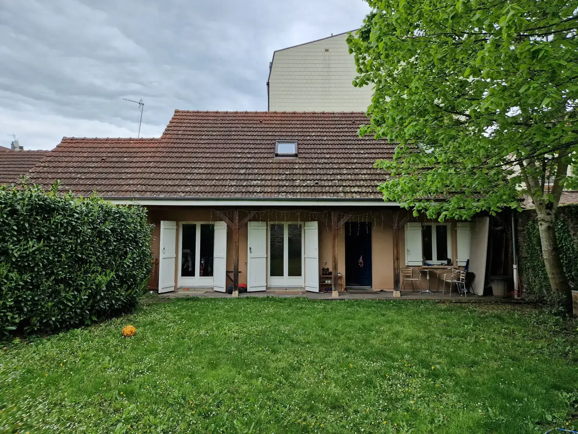 Maison de 110m² avec jardin et garage en centre-ville d'Autun 