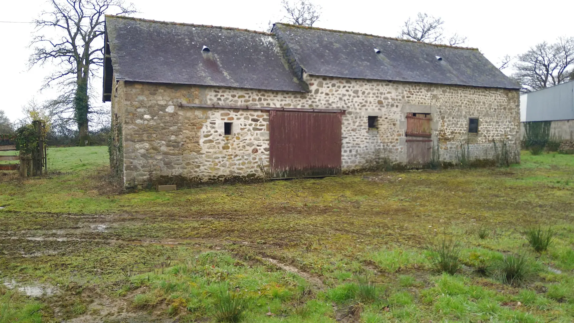 Ancien corps de ferme à vendre à Villaines la Juhel en Mayenne 